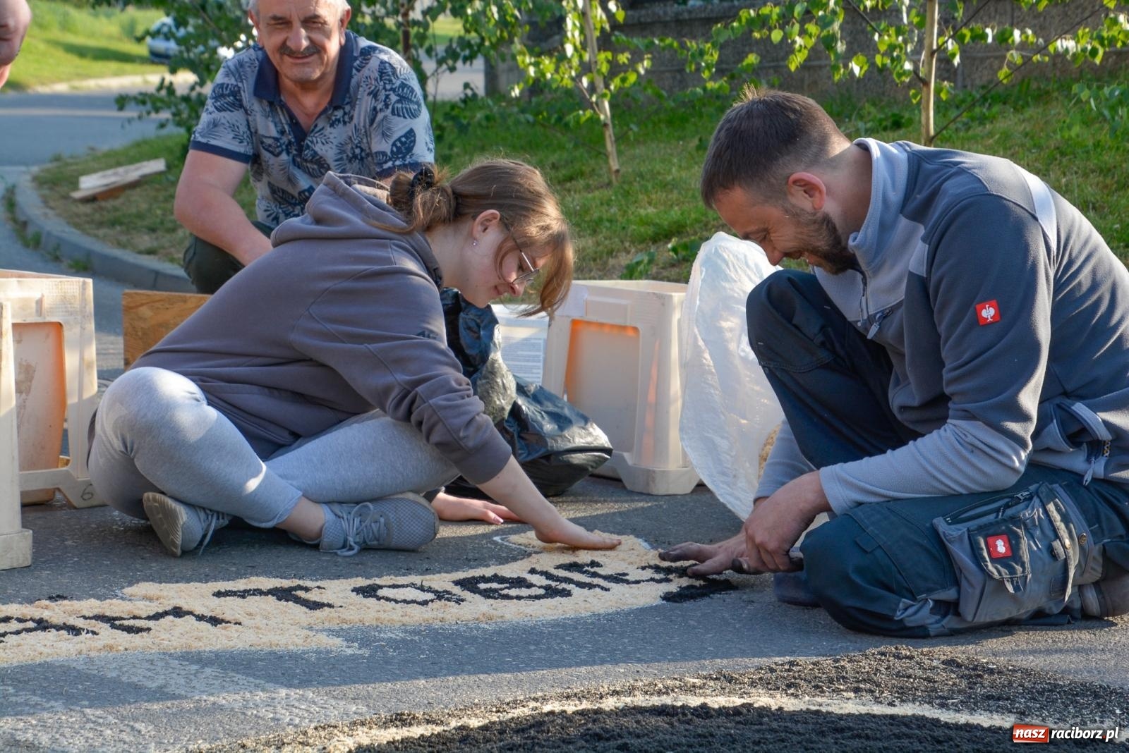 Zdjęcie w galerii na portalu naszraciborz.pl: Dywany w Brzeziu to prawdziwe dzieła sztuki. Tak powstawały [FOTO i WIDEO] wiadomości z regionu