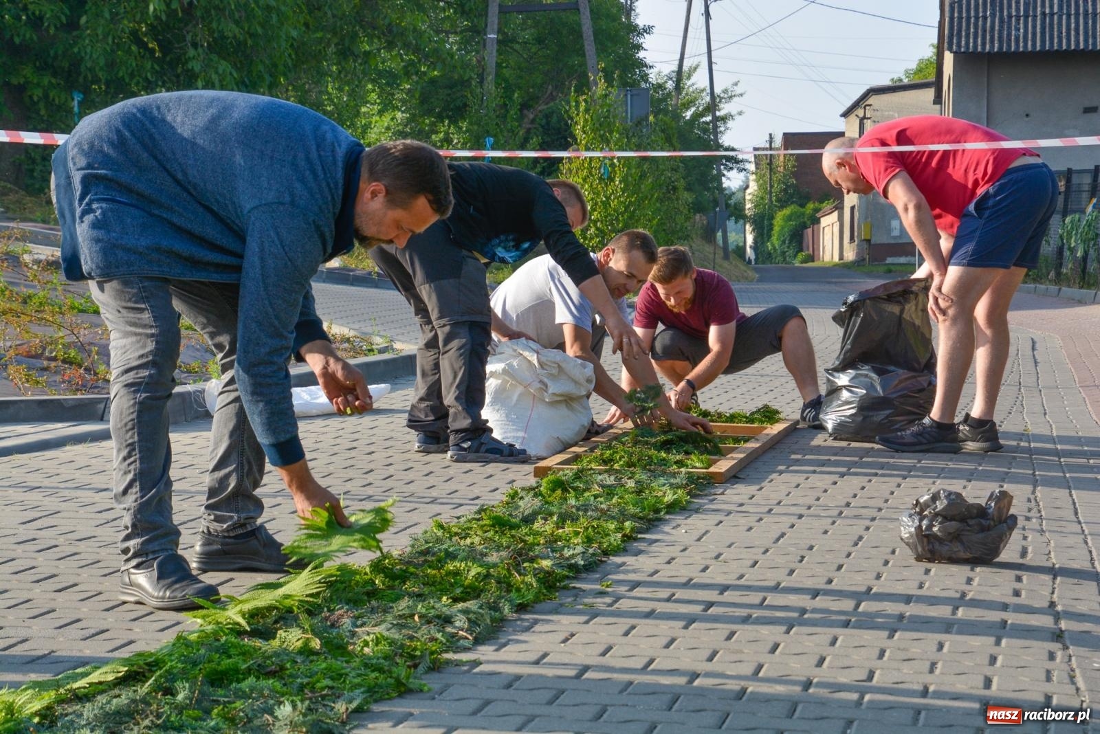 Zdjęcie w galerii na portalu naszraciborz.pl: Dywany w Brzeziu to prawdziwe dzieła sztuki. Tak powstawały [FOTO i WIDEO] wiadomości z regionu