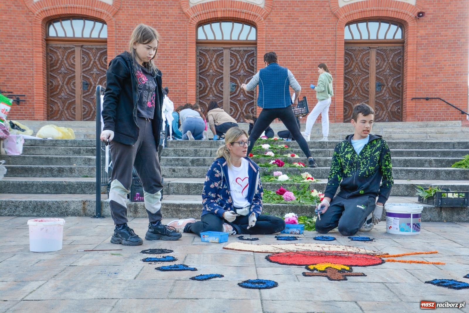 Zdjęcie w galerii na portalu naszraciborz.pl: Dywany w Brzeziu to prawdziwe dzieła sztuki. Tak powstawały [FOTO i WIDEO] wiadomości z regionu