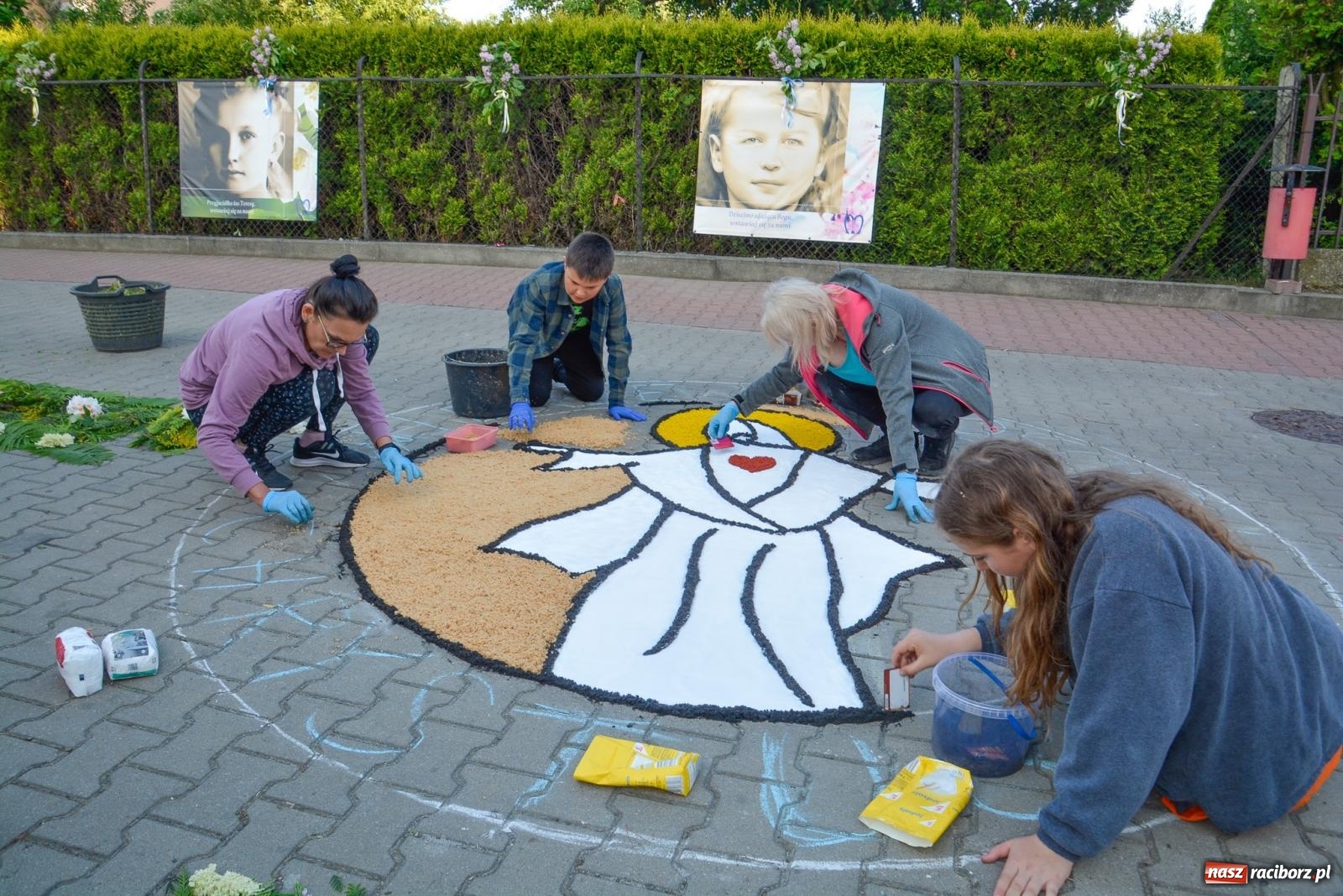 Zdjęcie w galerii na portalu naszraciborz.pl: Dywany w Brzeziu to prawdziwe dzieła sztuki. Tak powstawały [FOTO i WIDEO] wiadomości z regionu
