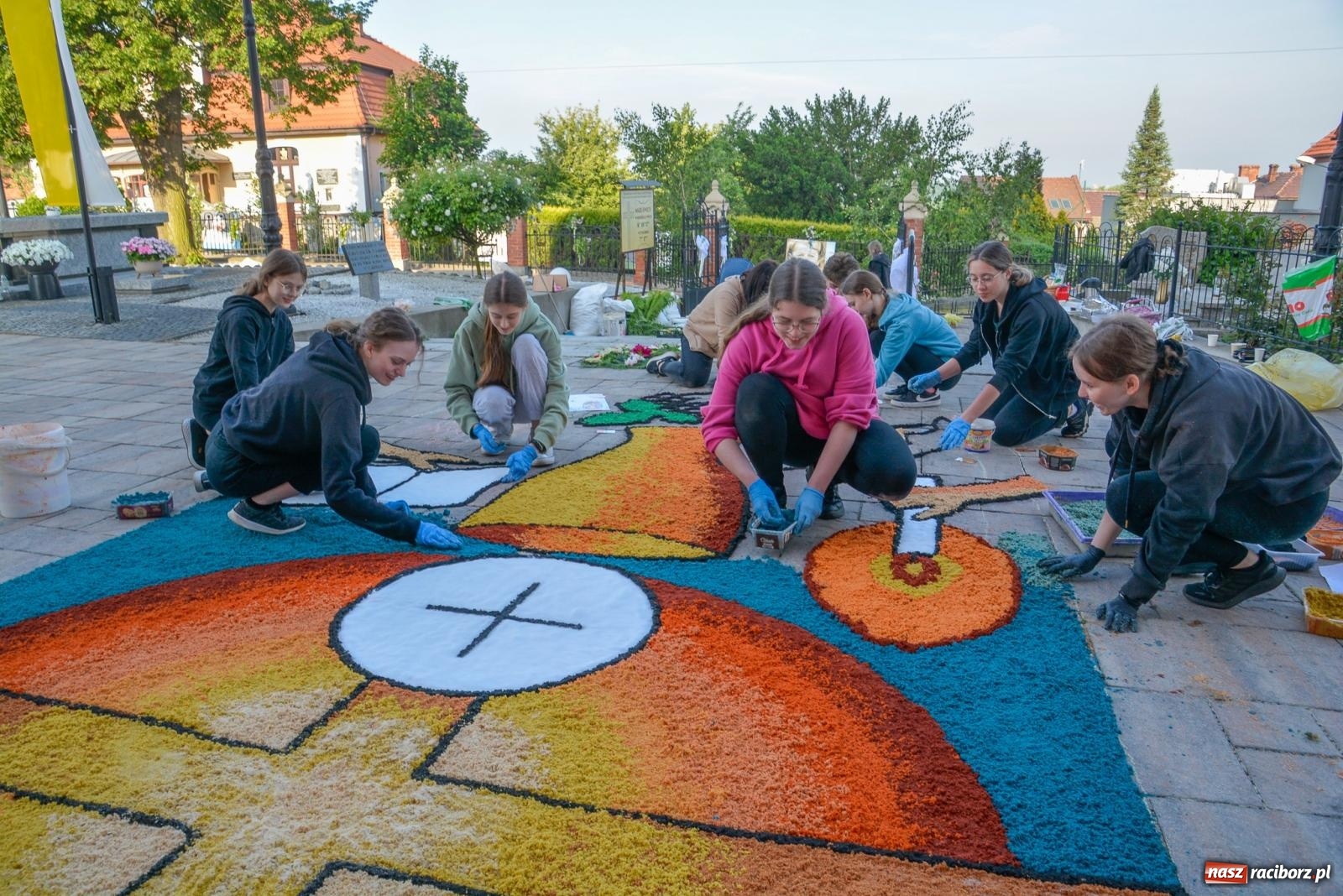 Zdjęcie w galerii na portalu naszraciborz.pl: Dywany w Brzeziu to prawdziwe dzieła sztuki. Tak powstawały [FOTO i WIDEO] wiadomości z regionu