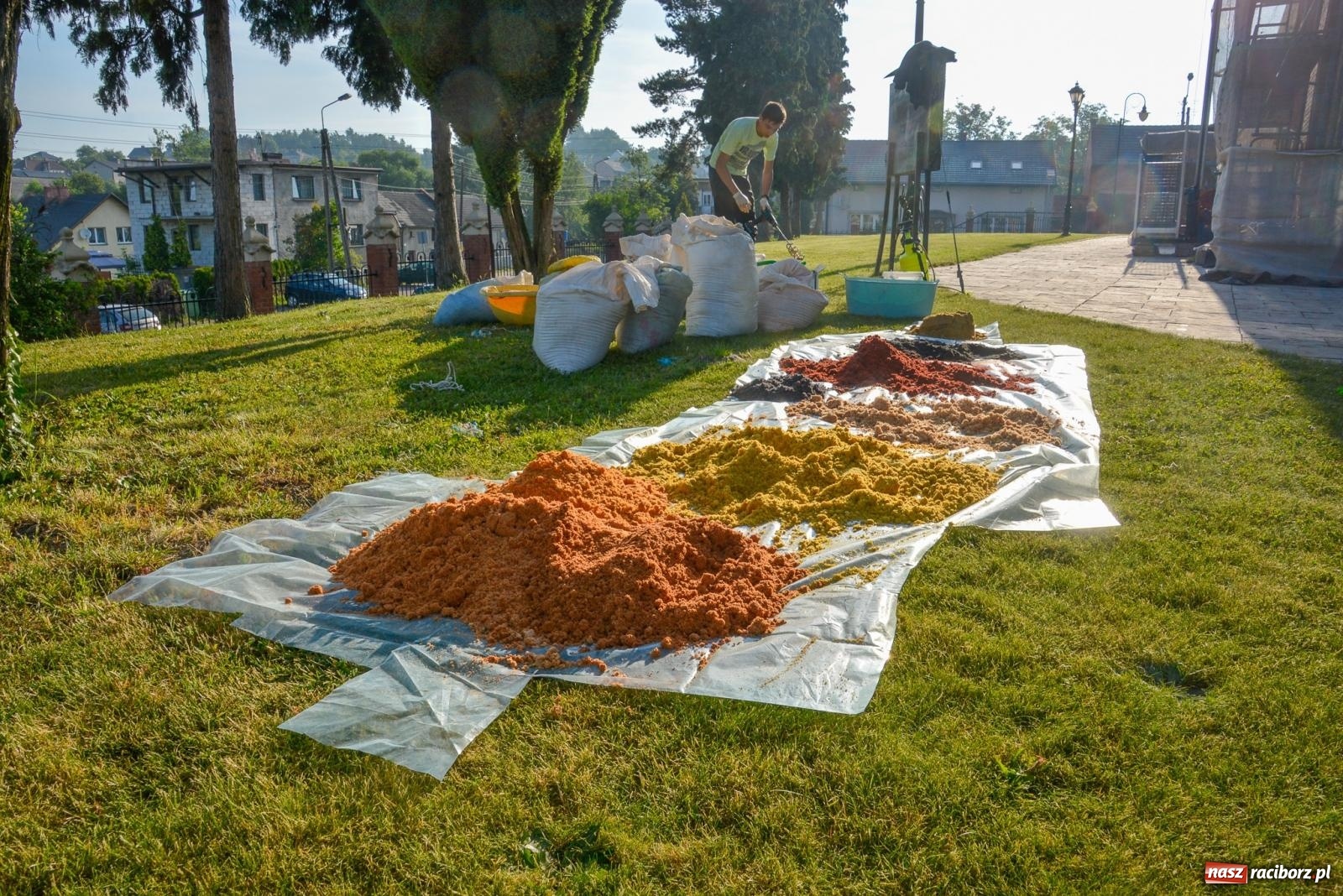 Zdjęcie w galerii na portalu naszraciborz.pl: Dywany w Brzeziu to prawdziwe dzieła sztuki. Tak powstawały [FOTO i WIDEO] wiadomości z regionu