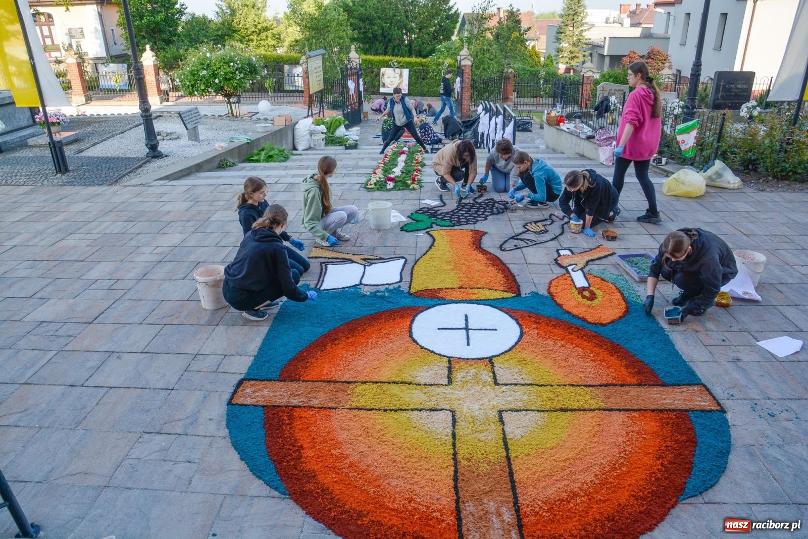 Zdjęcie w galerii na portalu naszraciborz.pl: Dywany w Brzeziu to prawdziwe dzieła sztuki. Tak powstawały [FOTO i WIDEO] wiadomości z regionu