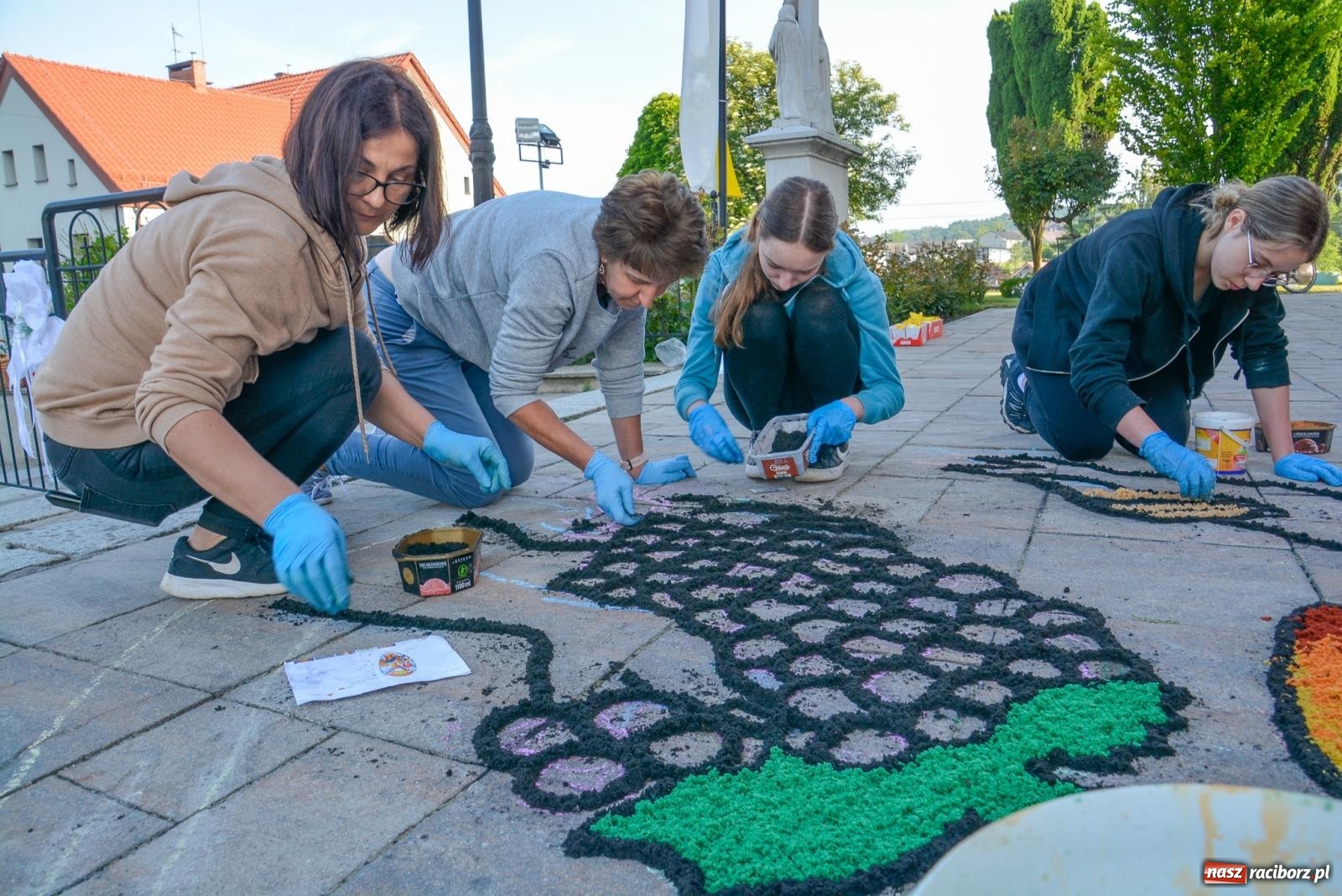 Zdjęcie w galerii na portalu naszraciborz.pl: Dywany w Brzeziu to prawdziwe dzieła sztuki. Tak powstawały [FOTO i WIDEO] wiadomości z regionu