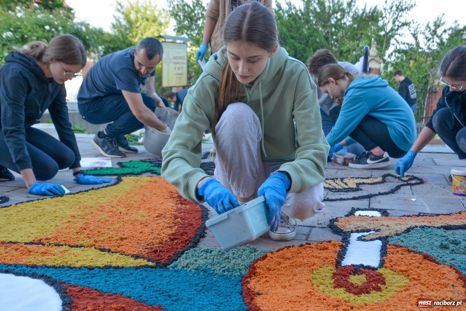 Zdjęcie w galerii na portalu naszraciborz.pl: Dywany w Brzeziu to prawdziwe dzieła sztuki. Tak powstawały [FOTO i WIDEO] wiadomości z regionu