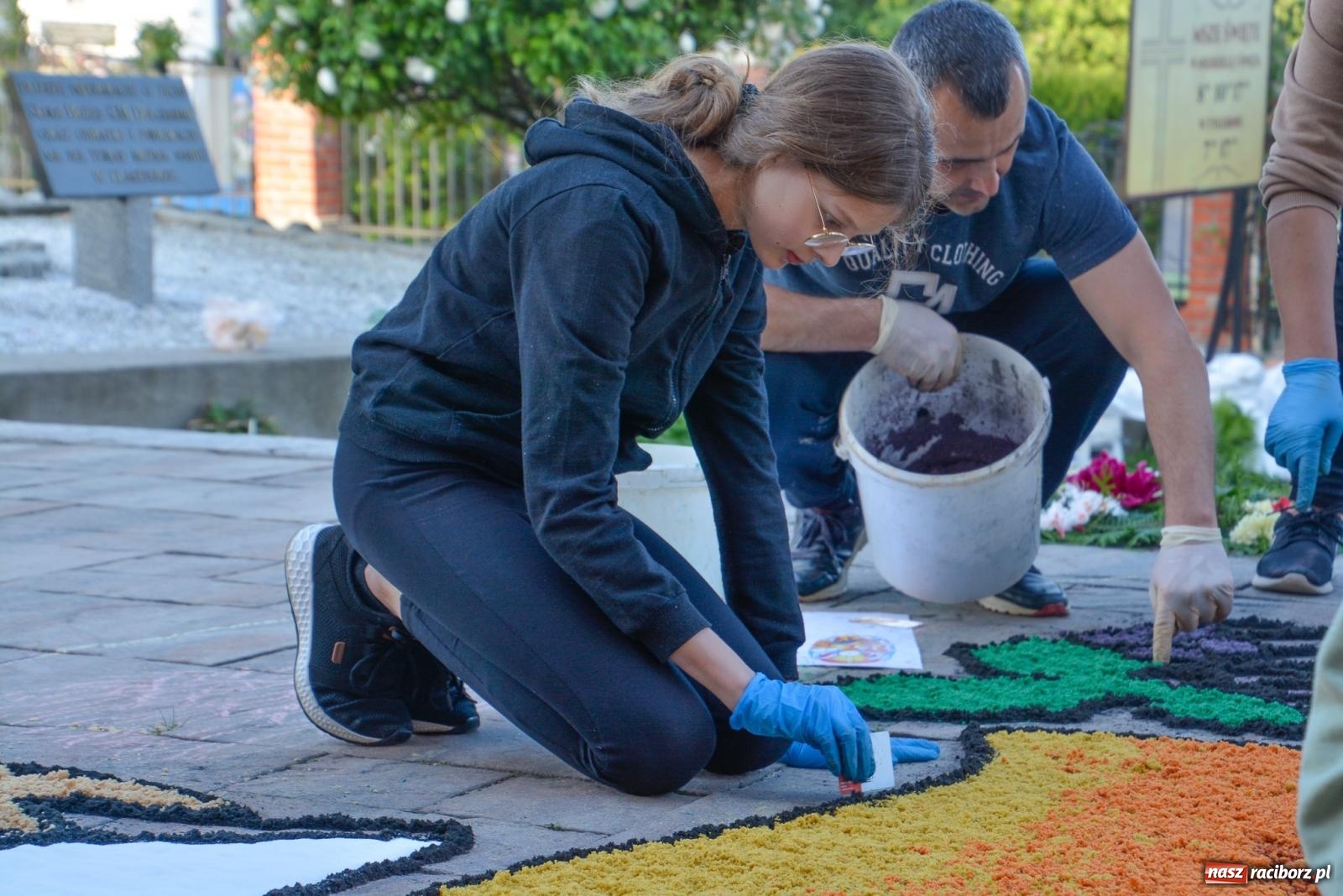 Zdjęcie w galerii na portalu naszraciborz.pl: Dywany w Brzeziu to prawdziwe dzieła sztuki. Tak powstawały [FOTO i WIDEO] wiadomości z regionu