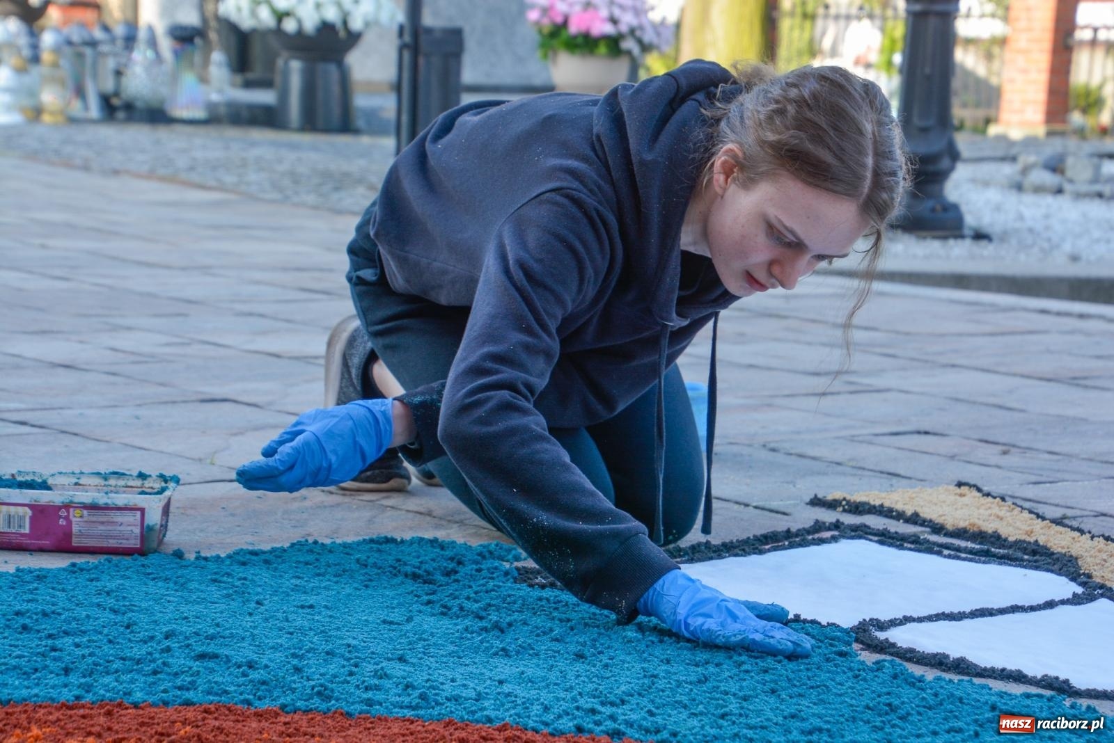 Zdjęcie w galerii na portalu naszraciborz.pl: Dywany w Brzeziu to prawdziwe dzieła sztuki. Tak powstawały [FOTO i WIDEO] wiadomości z regionu