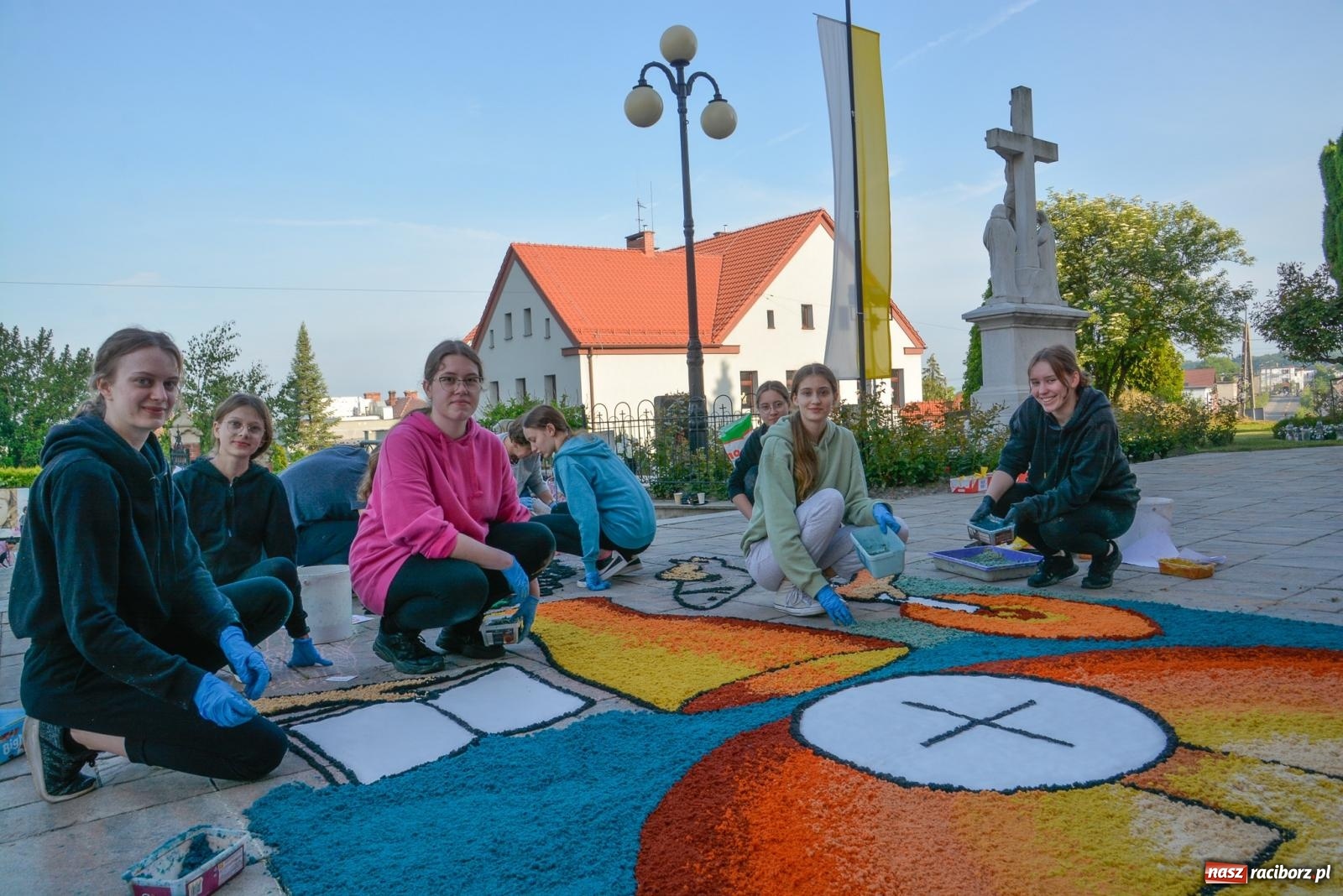 Zdjęcie w galerii na portalu naszraciborz.pl: Dywany w Brzeziu to prawdziwe dzieła sztuki. Tak powstawały [FOTO i WIDEO] wiadomości z regionu