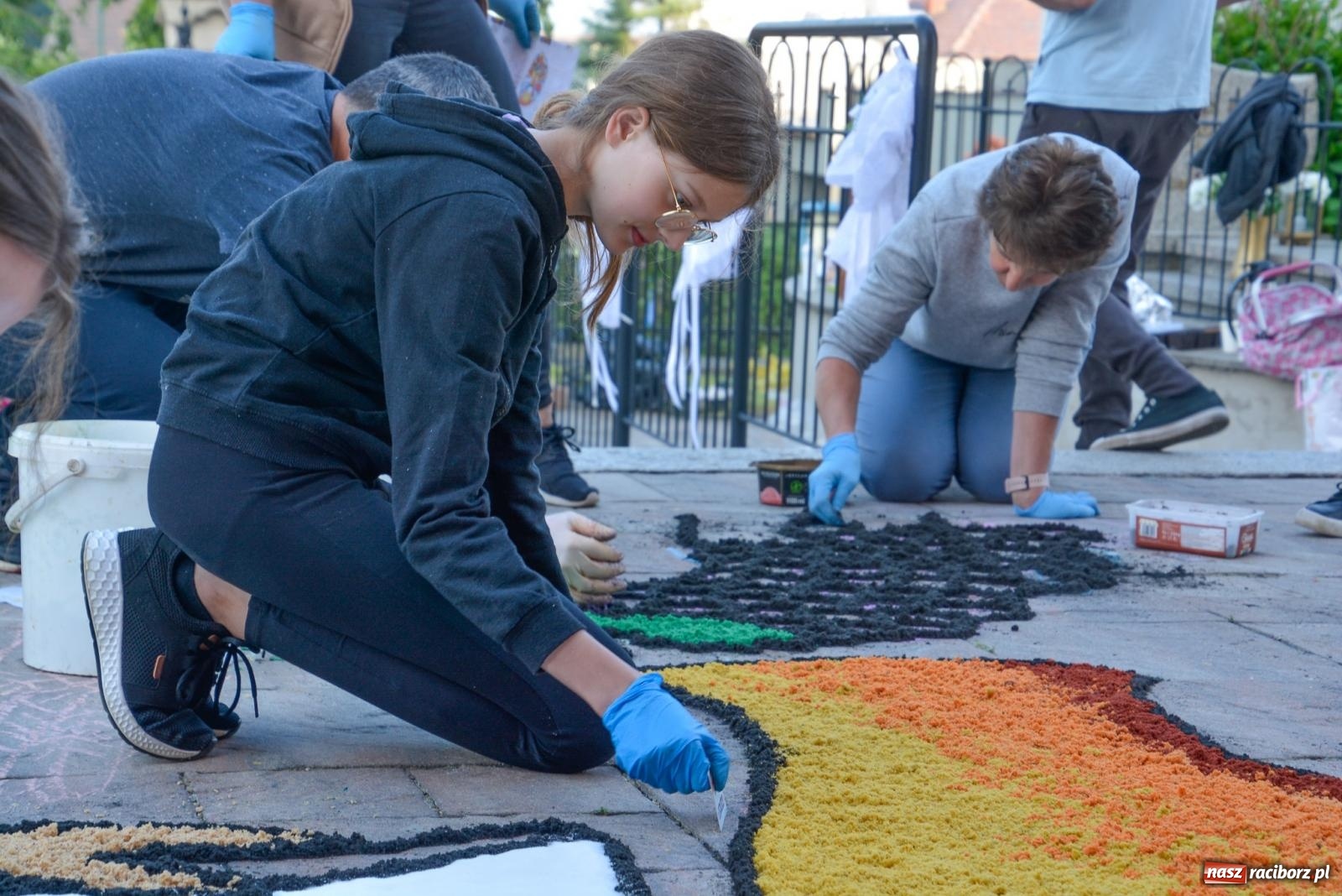 Zdjęcie w galerii na portalu naszraciborz.pl: Dywany w Brzeziu to prawdziwe dzieła sztuki. Tak powstawały [FOTO i WIDEO] wiadomości z regionu