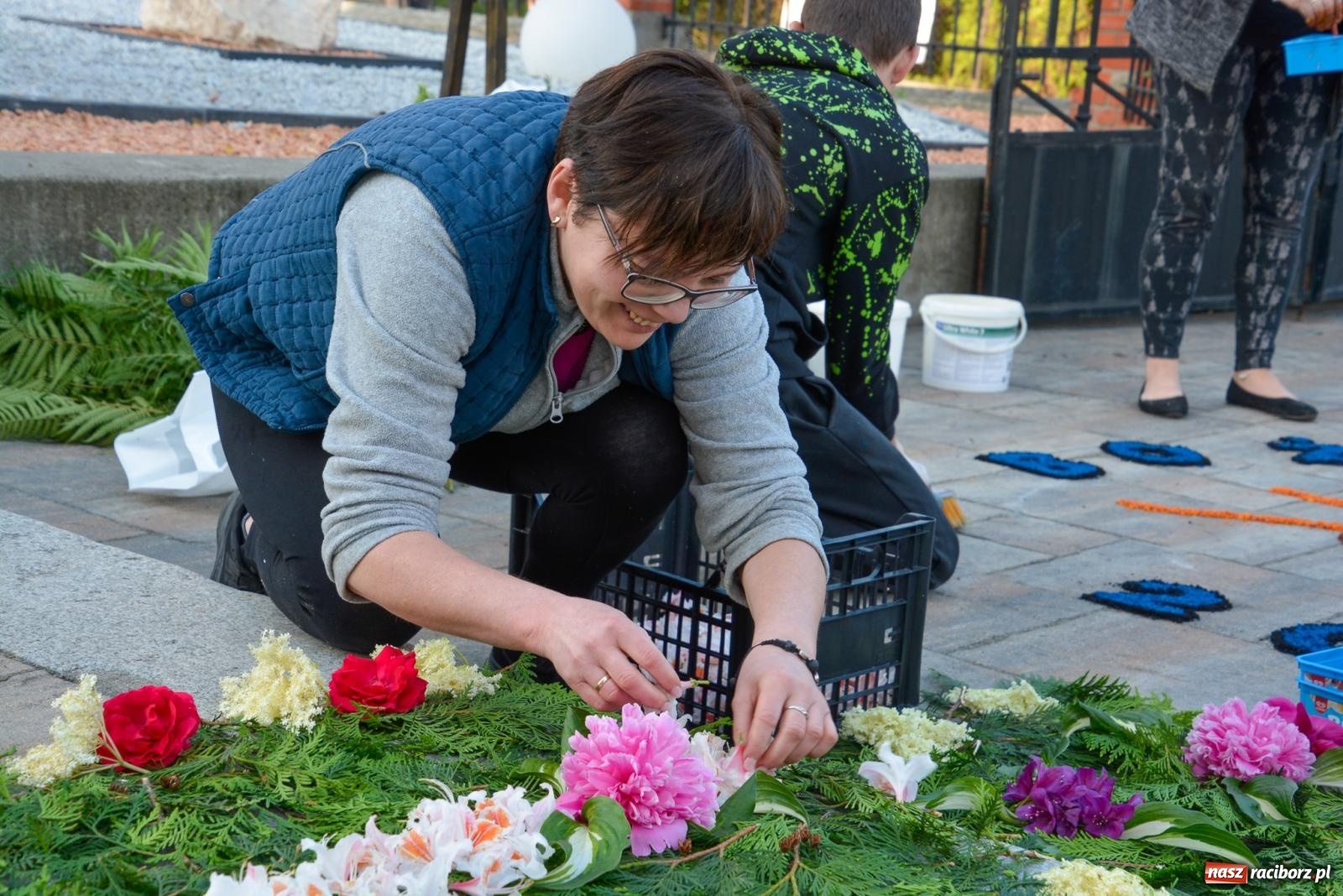 Zdjęcie w galerii na portalu naszraciborz.pl: Dywany w Brzeziu to prawdziwe dzieła sztuki. Tak powstawały [FOTO i WIDEO] wiadomości z regionu