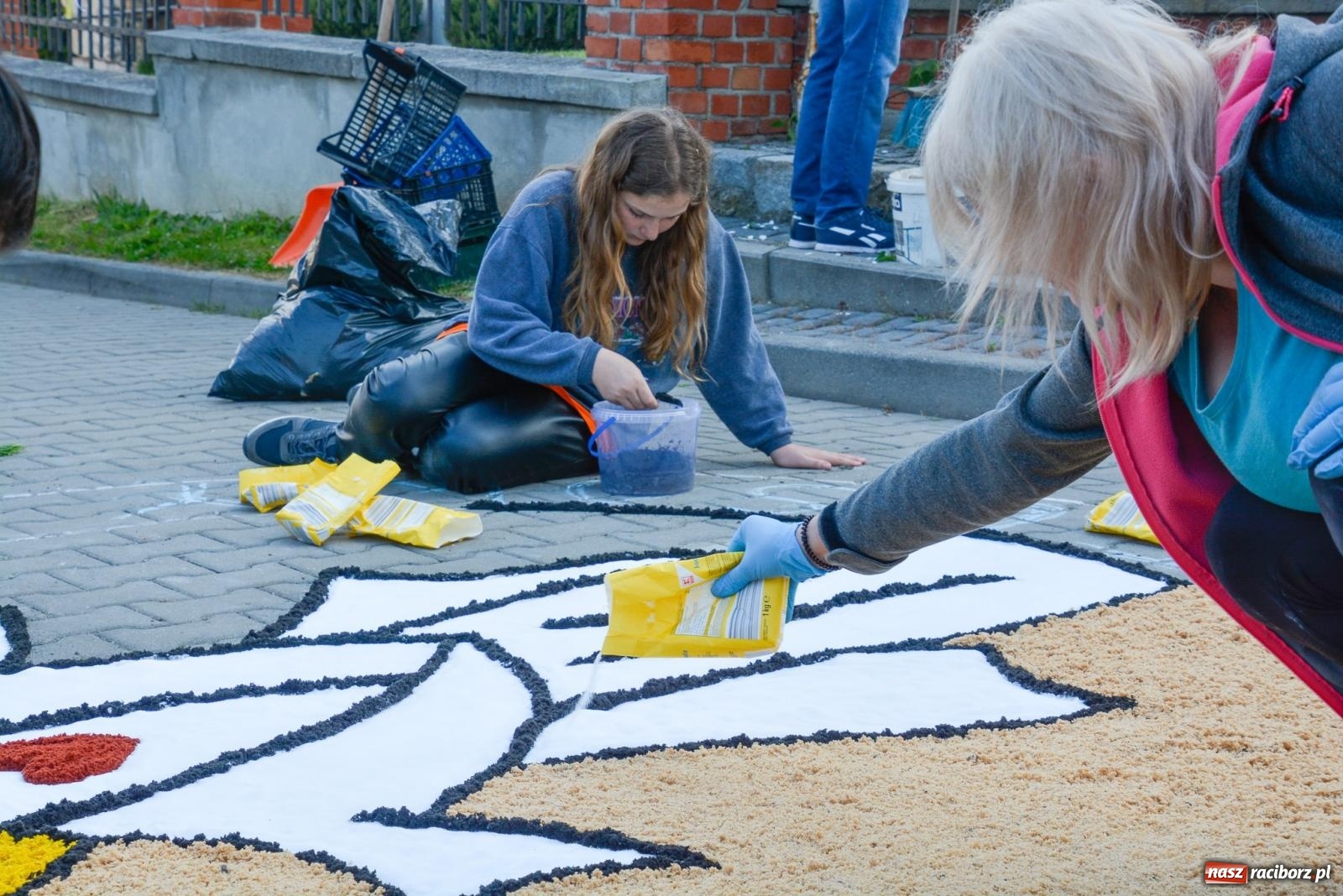 Zdjęcie w galerii na portalu naszraciborz.pl: Dywany w Brzeziu to prawdziwe dzieła sztuki. Tak powstawały [FOTO i WIDEO] wiadomości z regionu