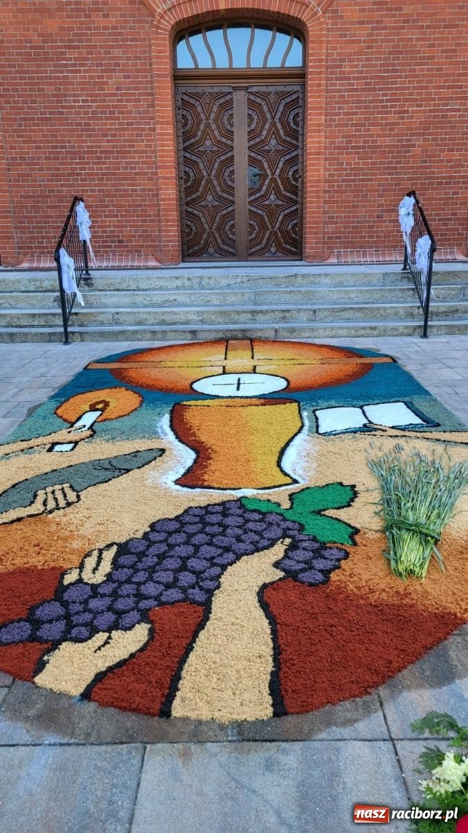 Zdjęcie w galerii na portalu naszraciborz.pl: Dywany w Brzeziu to prawdziwe dzieła sztuki. Tak powstawały [FOTO i WIDEO] wiadomości z regionu