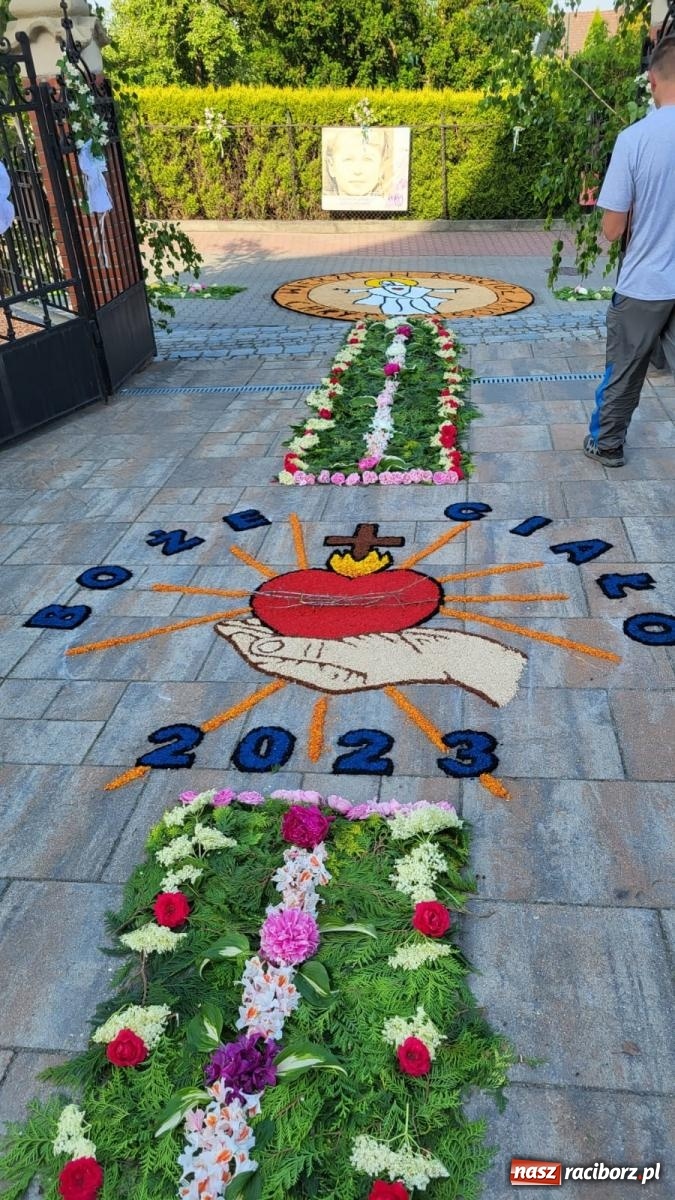 Zdjęcie w galerii na portalu naszraciborz.pl: Dywany w Brzeziu to prawdziwe dzieła sztuki. Tak powstawały [FOTO i WIDEO] wiadomości z regionu