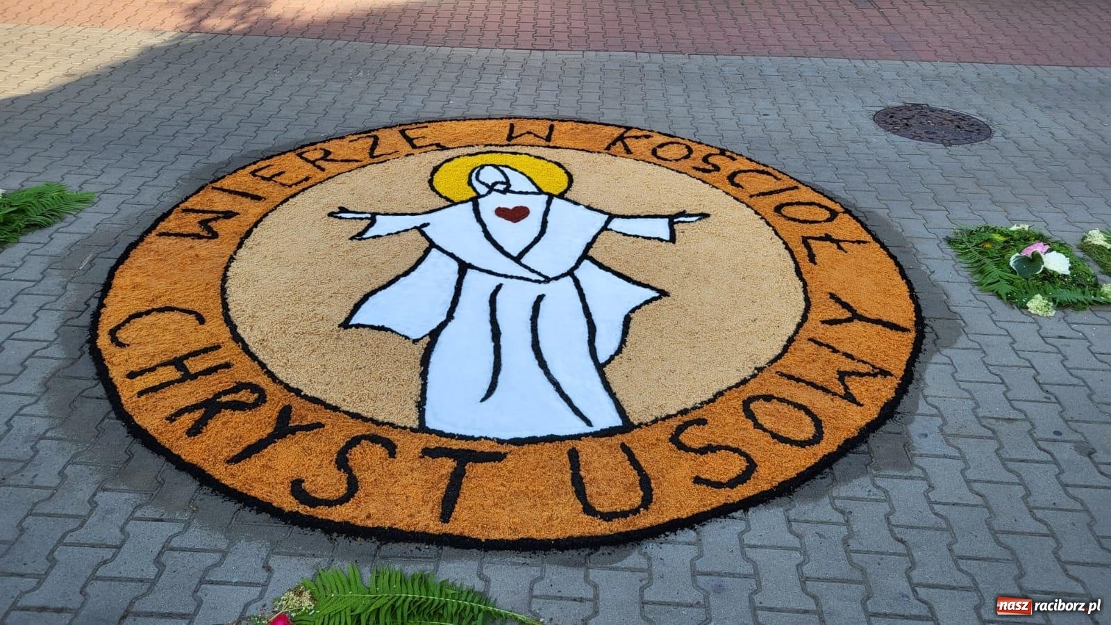 Zdjęcie w galerii na portalu naszraciborz.pl: Dywany w Brzeziu to prawdziwe dzieła sztuki. Tak powstawały [FOTO i WIDEO] wiadomości z regionu