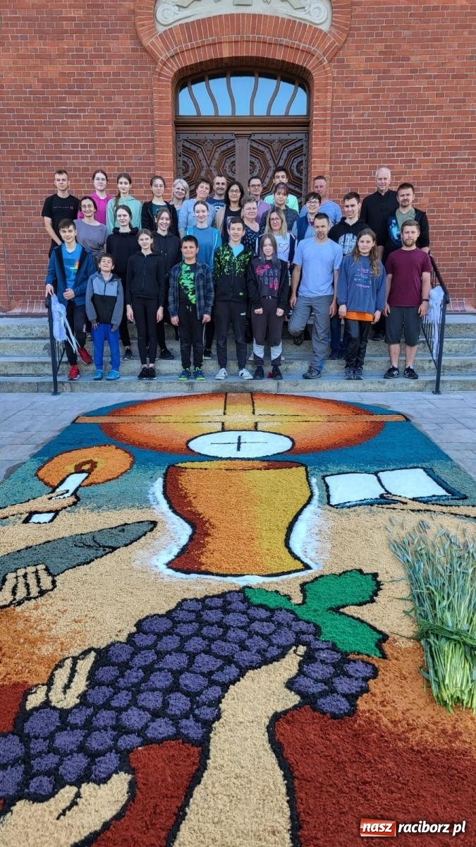 Zdjęcie w galerii na portalu naszraciborz.pl: Dywany w Brzeziu to prawdziwe dzieła sztuki. Tak powstawały [FOTO i WIDEO] wiadomości z regionu
