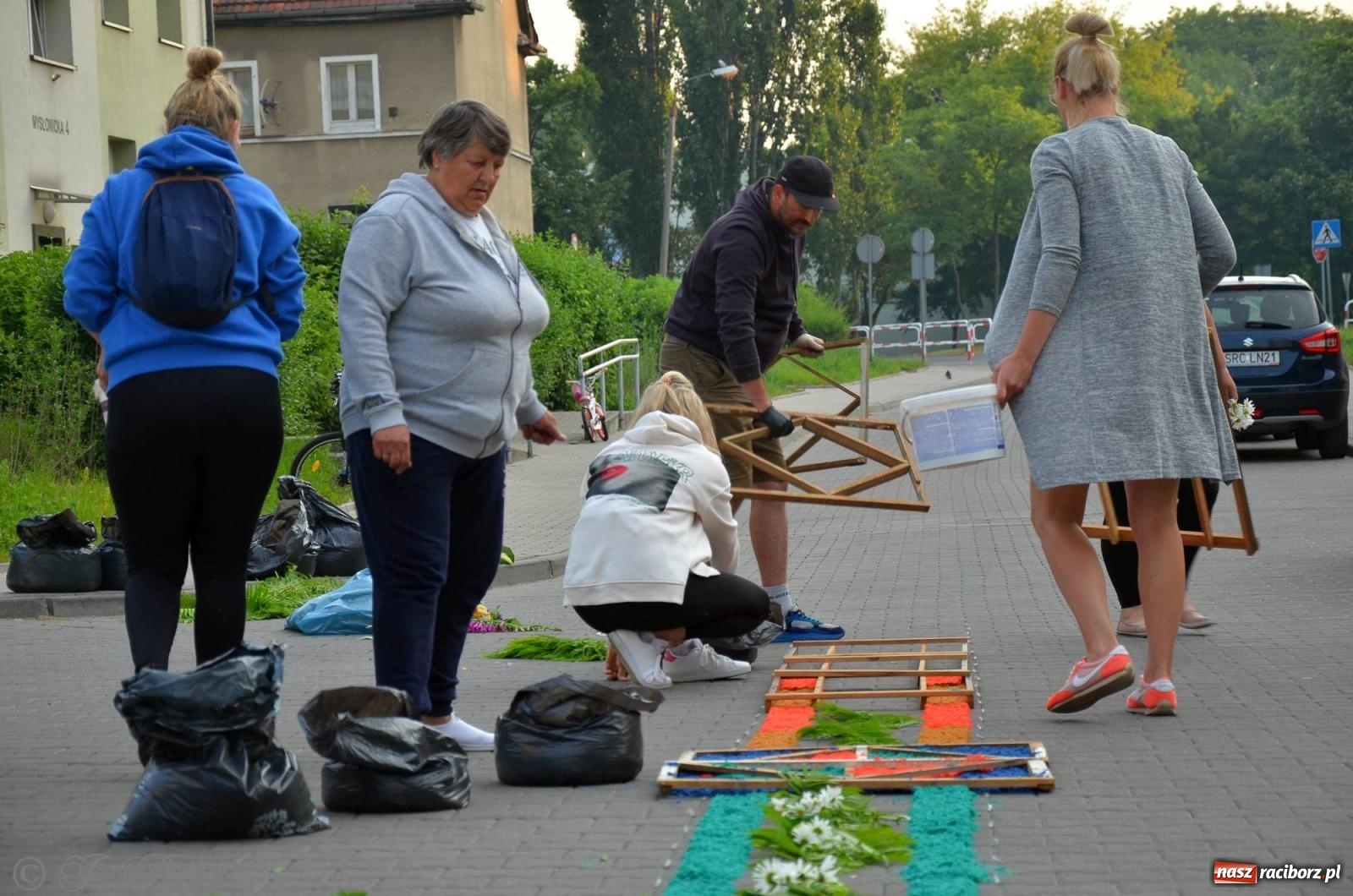 Zdjęcie w galerii na portalu naszraciborz.pl: Pracowali od świtu. Parafie NSPJ i Matka Boża gotowe na Boże Ciało [FOTO] wiadomości z regionu