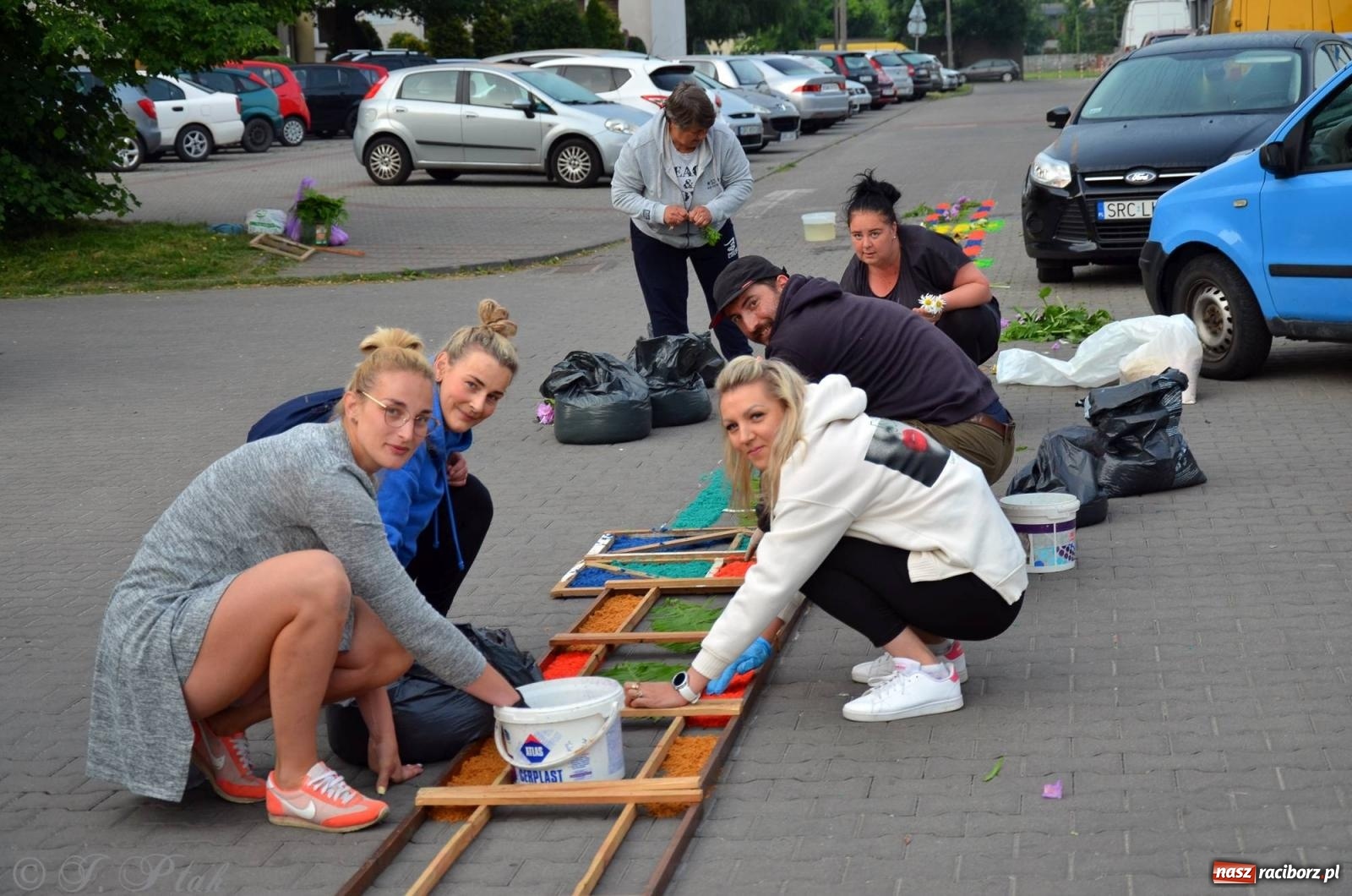 Zdjęcie w galerii na portalu naszraciborz.pl: Pracowali od świtu. Parafie NSPJ i Matka Boża gotowe na Boże Ciało [FOTO] wiadomości z regionu