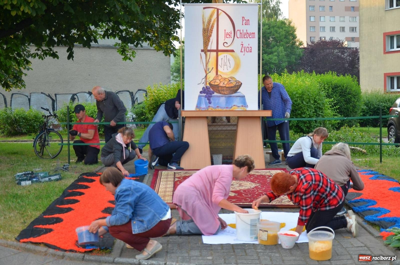 Zdjęcie w galerii na portalu naszraciborz.pl: Pracowali od świtu. Parafie NSPJ i Matka Boża gotowe na Boże Ciało [FOTO] wiadomości z regionu