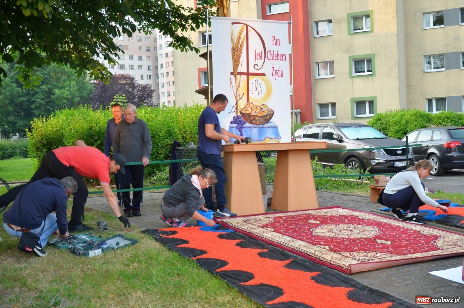 Zdjęcie w galerii na portalu naszraciborz.pl: Pracowali od świtu. Parafie NSPJ i Matka Boża gotowe na Boże Ciało [FOTO] wiadomości z regionu