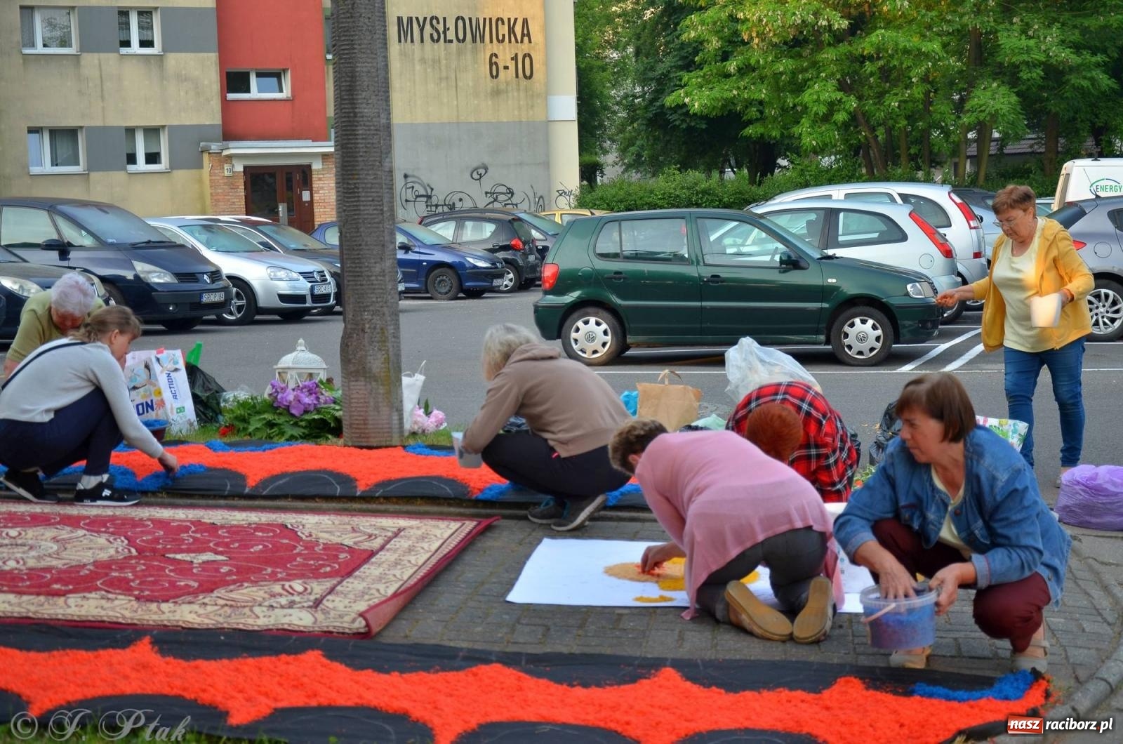 Zdjęcie w galerii na portalu naszraciborz.pl: Pracowali od świtu. Parafie NSPJ i Matka Boża gotowe na Boże Ciało [FOTO] wiadomości z regionu