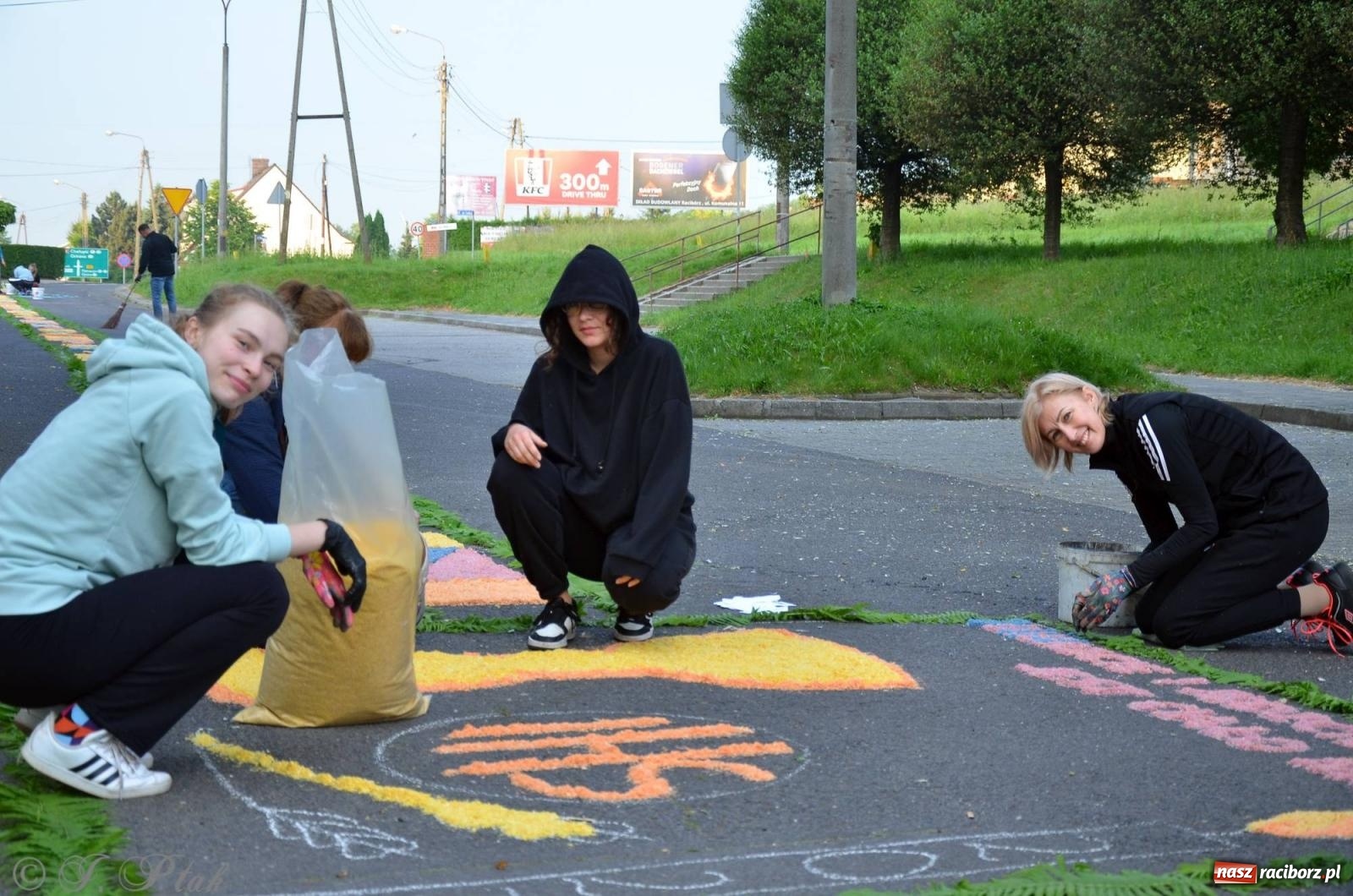 Zdjęcie w galerii na portalu naszraciborz.pl: Pracowali od świtu. Parafie NSPJ i Matka Boża gotowe na Boże Ciało [FOTO] wiadomości z regionu