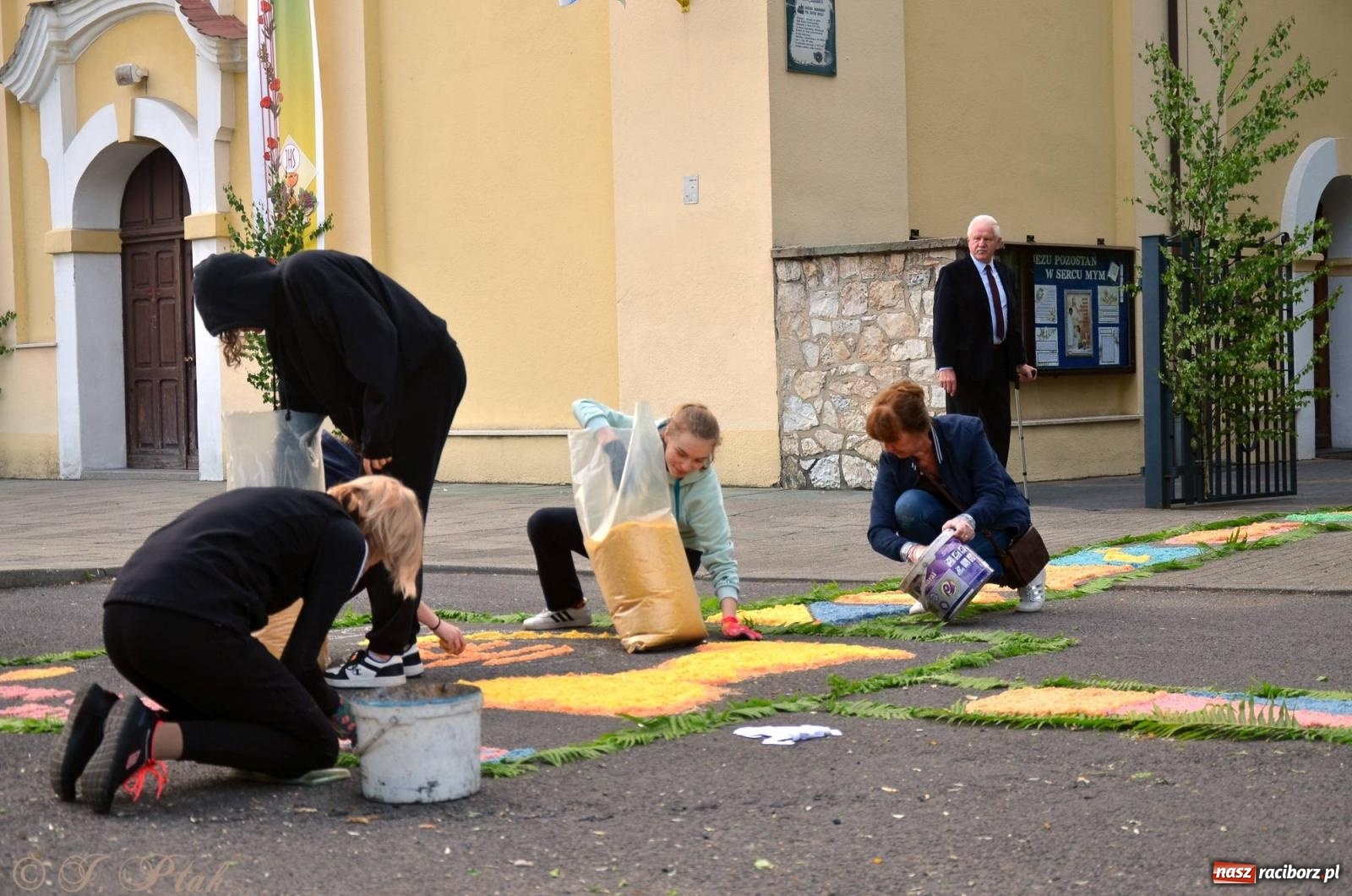 Zdjęcie w galerii na portalu naszraciborz.pl: Pracowali od świtu. Parafie NSPJ i Matka Boża gotowe na Boże Ciało [FOTO] wiadomości z regionu