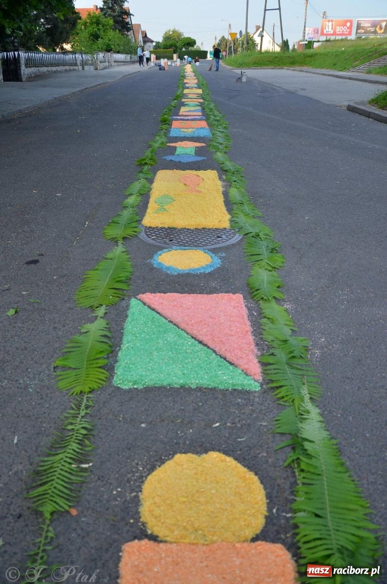 Zdjęcie w galerii na portalu naszraciborz.pl: Pracowali od świtu. Parafie NSPJ i Matka Boża gotowe na Boże Ciało [FOTO] wiadomości z regionu
