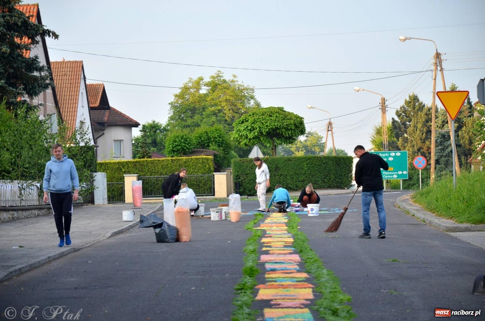 Zdjęcie w galerii na portalu naszraciborz.pl: Pracowali od świtu. Parafie NSPJ i Matka Boża gotowe na Boże Ciało [FOTO] wiadomości z regionu