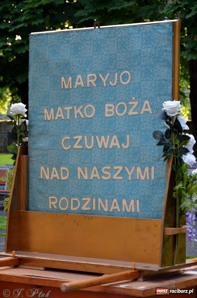 Zdjęcie w galerii na portalu naszraciborz.pl: Pracowali od świtu. Parafie NSPJ i Matka Boża gotowe na Boże Ciało [FOTO] wiadomości z regionu