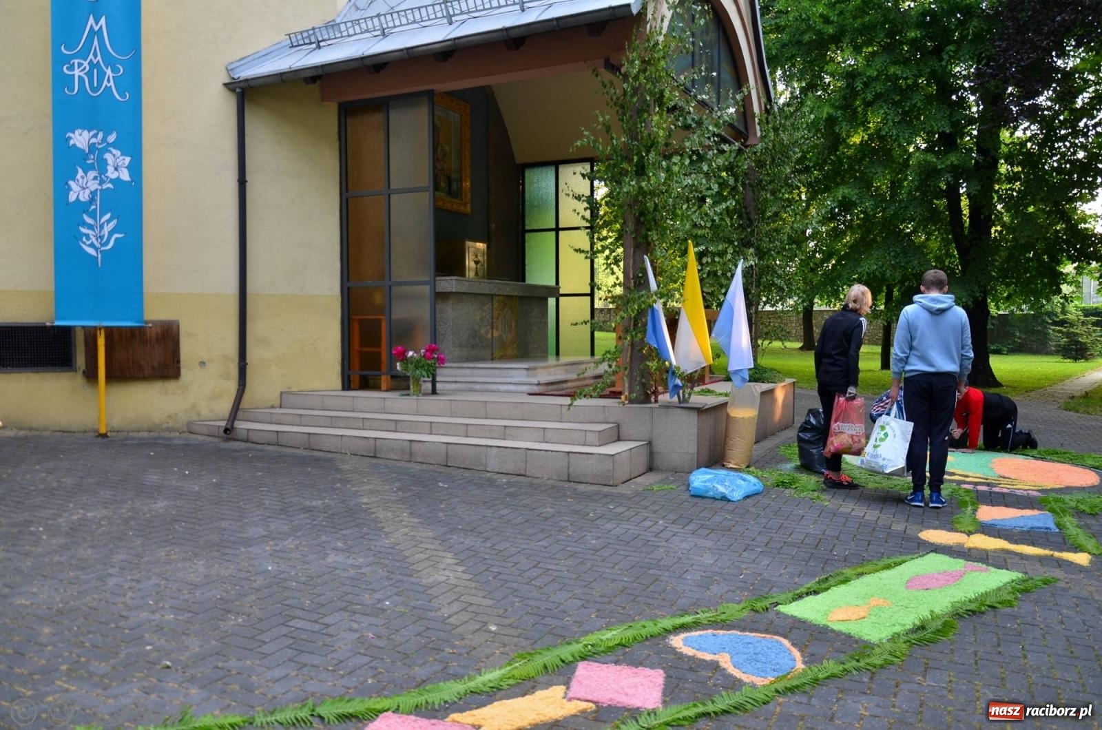 Zdjęcie w galerii na portalu naszraciborz.pl: Pracowali od świtu. Parafie NSPJ i Matka Boża gotowe na Boże Ciało [FOTO] wiadomości z regionu