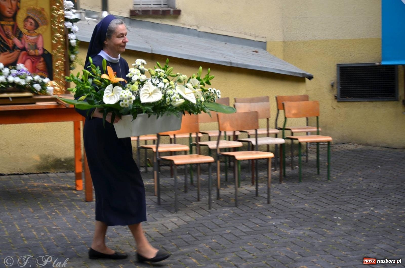 Zdjęcie w galerii na portalu naszraciborz.pl: Pracowali od świtu. Parafie NSPJ i Matka Boża gotowe na Boże Ciało [FOTO] wiadomości z regionu
