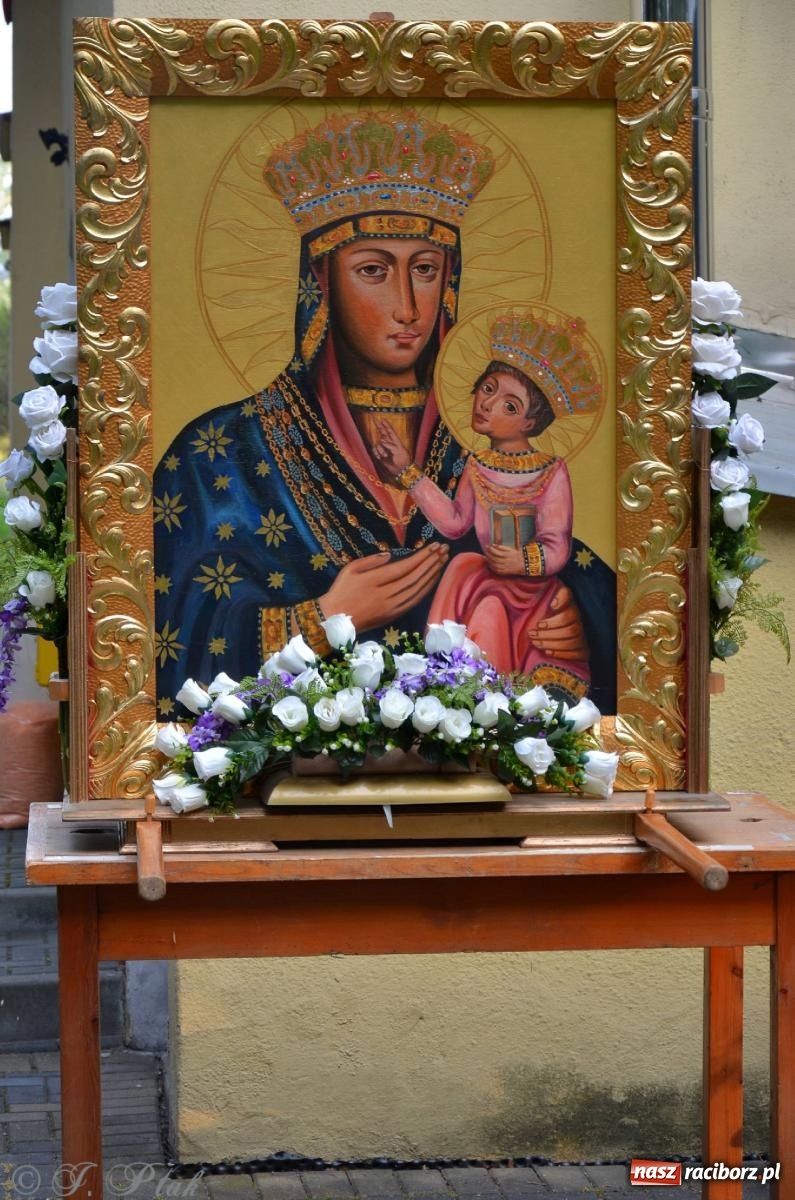 Zdjęcie w galerii na portalu naszraciborz.pl: Pracowali od świtu. Parafie NSPJ i Matka Boża gotowe na Boże Ciało [FOTO] wiadomości z regionu