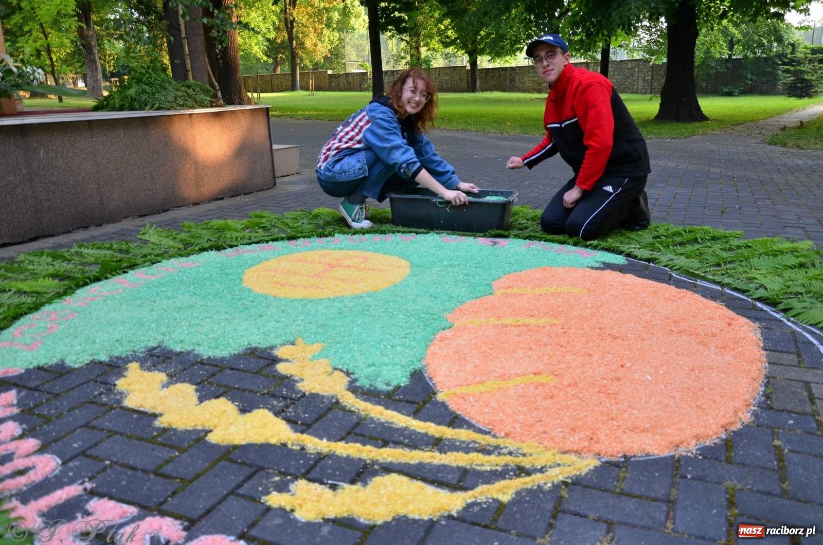 Zdjęcie w galerii na portalu naszraciborz.pl: Pracowali od świtu. Parafie NSPJ i Matka Boża gotowe na Boże Ciało [FOTO] wiadomości z regionu