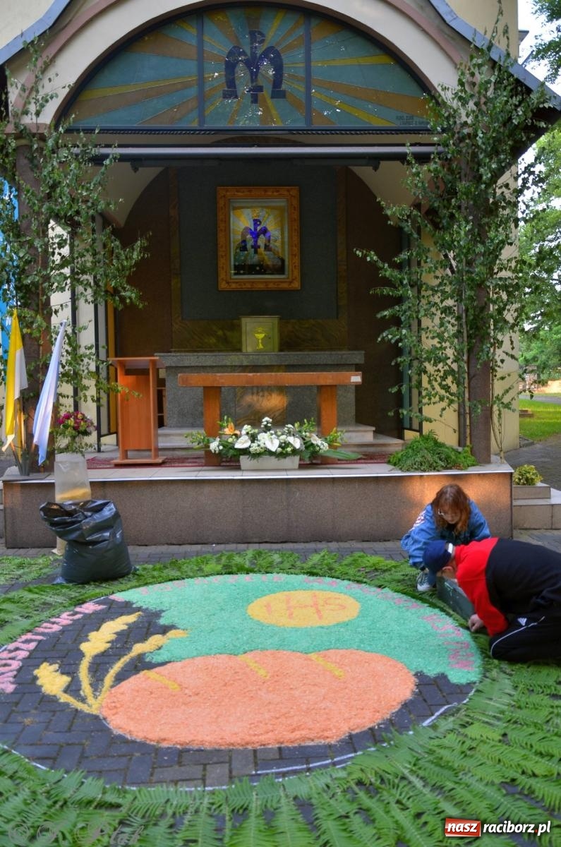 Zdjęcie w galerii na portalu naszraciborz.pl: Pracowali od świtu. Parafie NSPJ i Matka Boża gotowe na Boże Ciało [FOTO] wiadomości z regionu