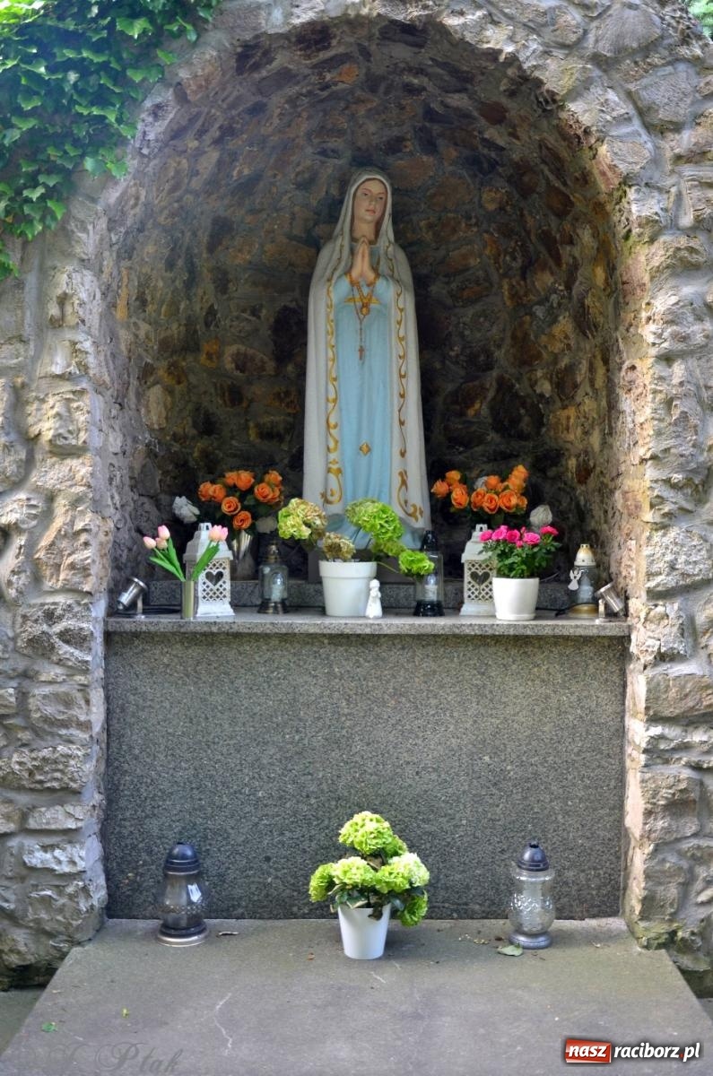 Zdjęcie w galerii na portalu naszraciborz.pl: Pracowali od świtu. Parafie NSPJ i Matka Boża gotowe na Boże Ciało [FOTO] wiadomości z regionu