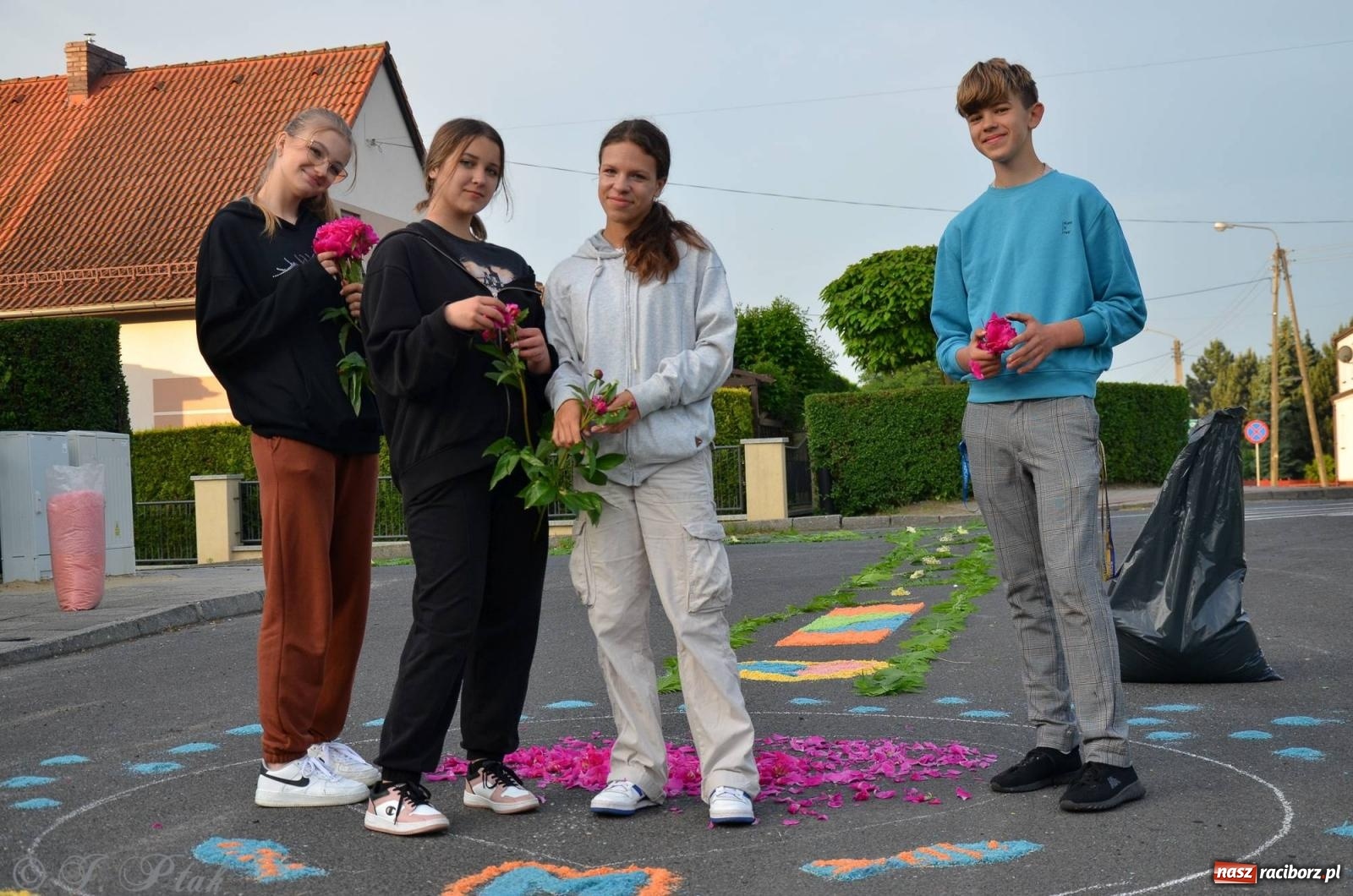 Zdjęcie w galerii na portalu naszraciborz.pl: Pracowali od świtu. Parafie NSPJ i Matka Boża gotowe na Boże Ciało [FOTO] wiadomości z regionu