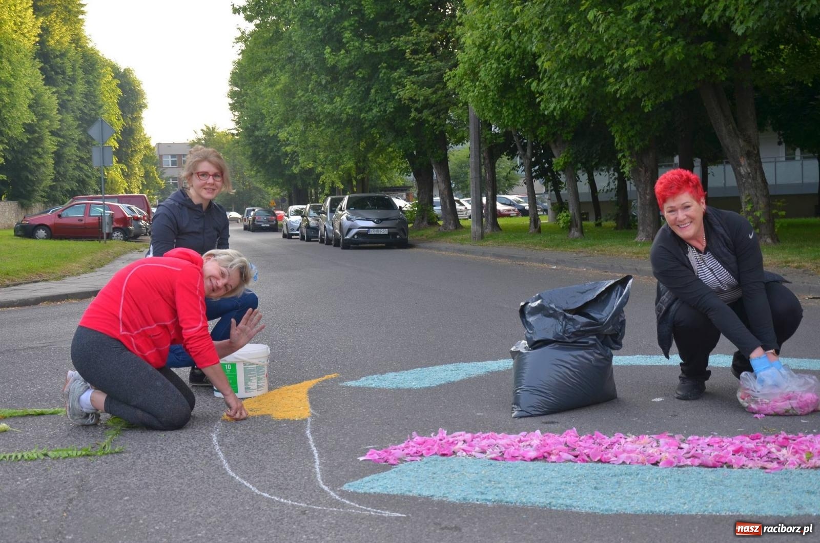 Zdjęcie w galerii na portalu naszraciborz.pl: Pracowali od świtu. Parafie NSPJ i Matka Boża gotowe na Boże Ciało [FOTO] wiadomości z regionu