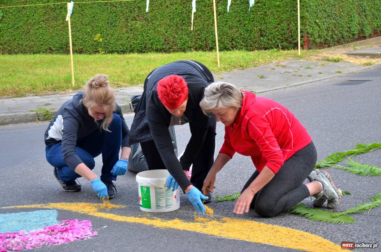 Zdjęcie w galerii na portalu naszraciborz.pl: Pracowali od świtu. Parafie NSPJ i Matka Boża gotowe na Boże Ciało [FOTO] wiadomości z regionu
