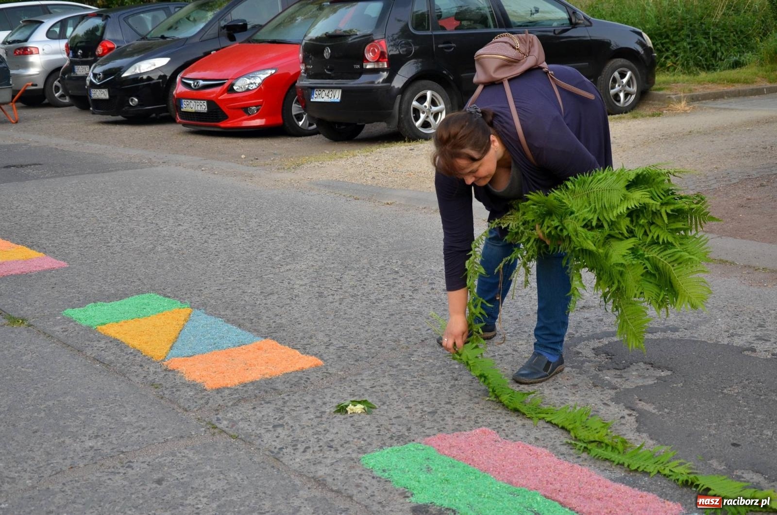 Zdjęcie w galerii na portalu naszraciborz.pl: Pracowali od świtu. Parafie NSPJ i Matka Boża gotowe na Boże Ciało [FOTO] wiadomości z regionu