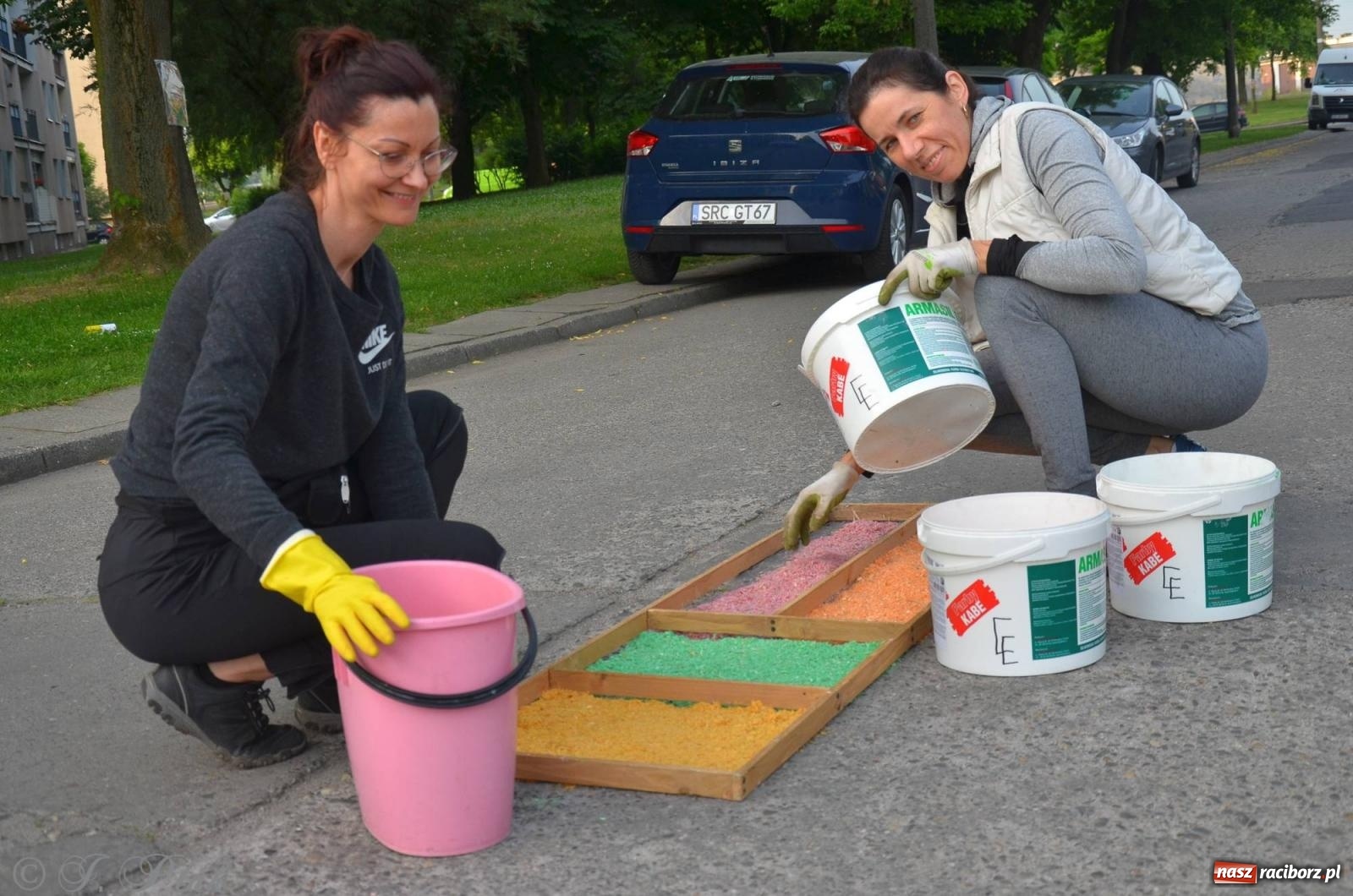 Zdjęcie w galerii na portalu naszraciborz.pl: Pracowali od świtu. Parafie NSPJ i Matka Boża gotowe na Boże Ciało [FOTO] wiadomości z regionu
