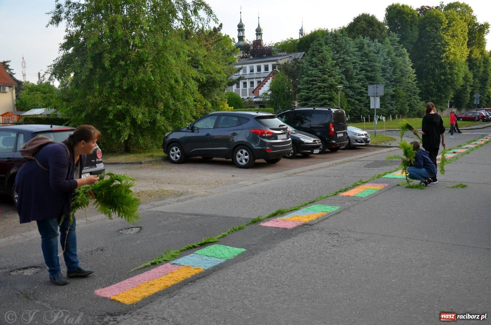 Zdjęcie w galerii na portalu naszraciborz.pl: Pracowali od świtu. Parafie NSPJ i Matka Boża gotowe na Boże Ciało [FOTO] wiadomości z regionu
