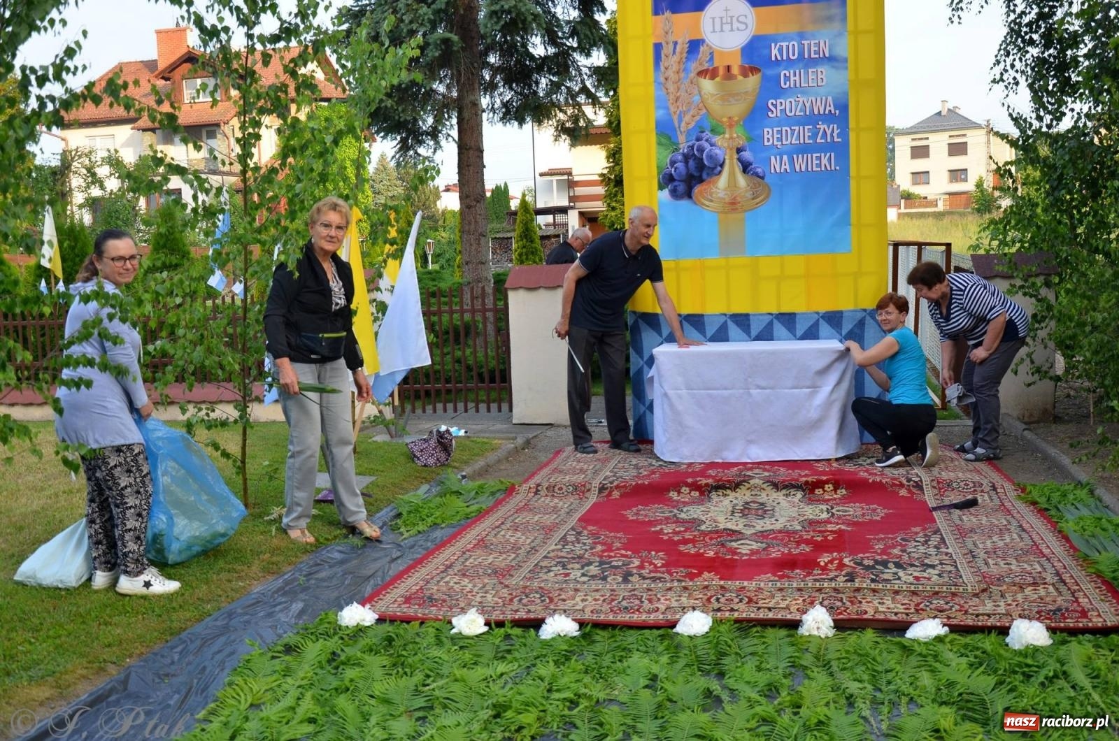 Zdjęcie w galerii na portalu naszraciborz.pl: Pracowali od świtu. Parafie NSPJ i Matka Boża gotowe na Boże Ciało [FOTO] wiadomości z regionu