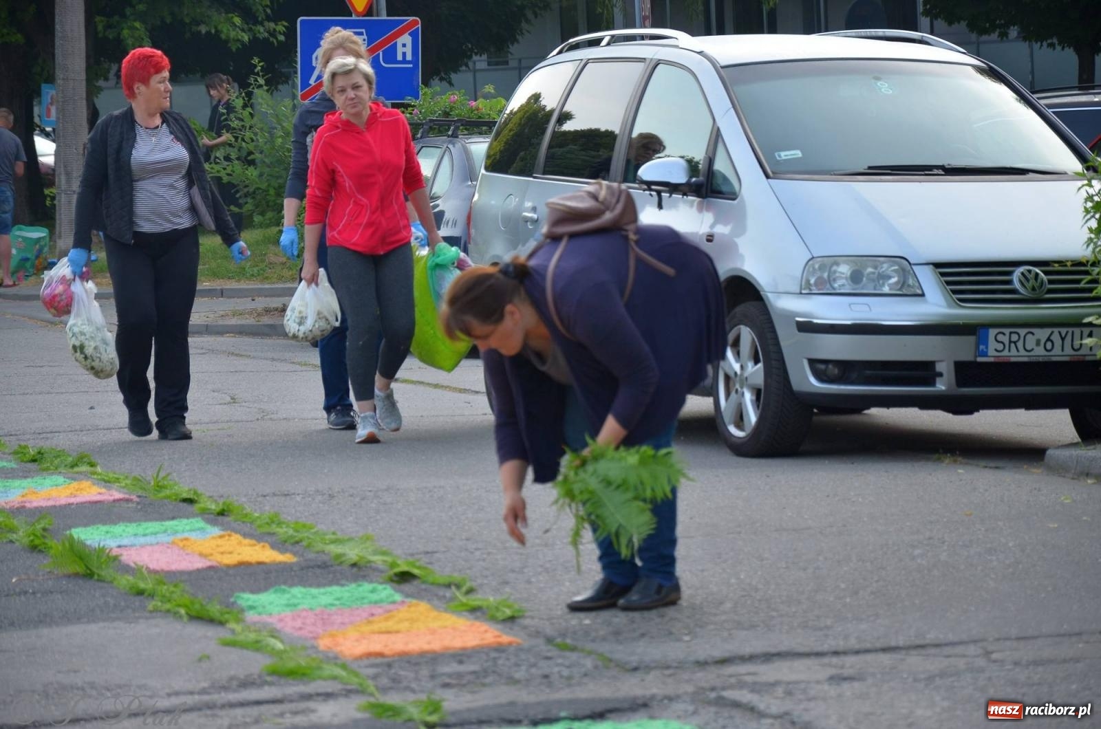 Zdjęcie w galerii na portalu naszraciborz.pl: Pracowali od świtu. Parafie NSPJ i Matka Boża gotowe na Boże Ciało [FOTO] wiadomości z regionu