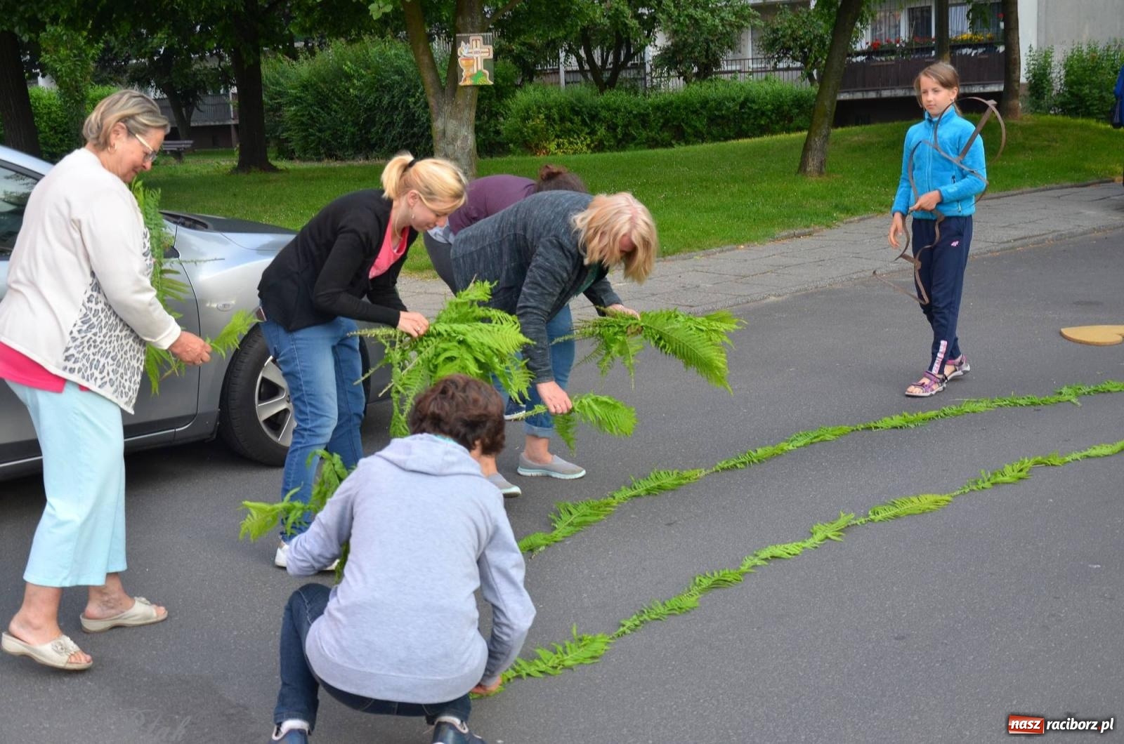 Zdjęcie w galerii na portalu naszraciborz.pl: Pracowali od świtu. Parafie NSPJ i Matka Boża gotowe na Boże Ciało [FOTO] wiadomości z regionu
