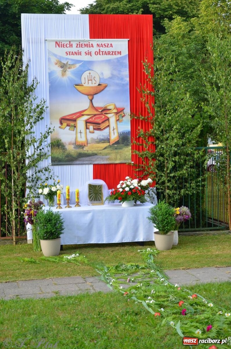 Zdjęcie w galerii na portalu naszraciborz.pl: Pracowali od świtu. Parafie NSPJ i Matka Boża gotowe na Boże Ciało [FOTO] wiadomości z regionu