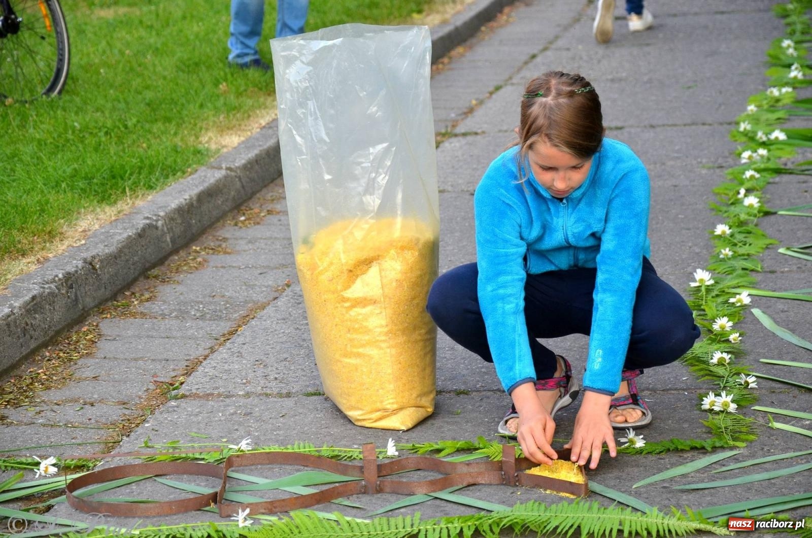 Zdjęcie w galerii na portalu naszraciborz.pl: Pracowali od świtu. Parafie NSPJ i Matka Boża gotowe na Boże Ciało [FOTO] wiadomości z regionu