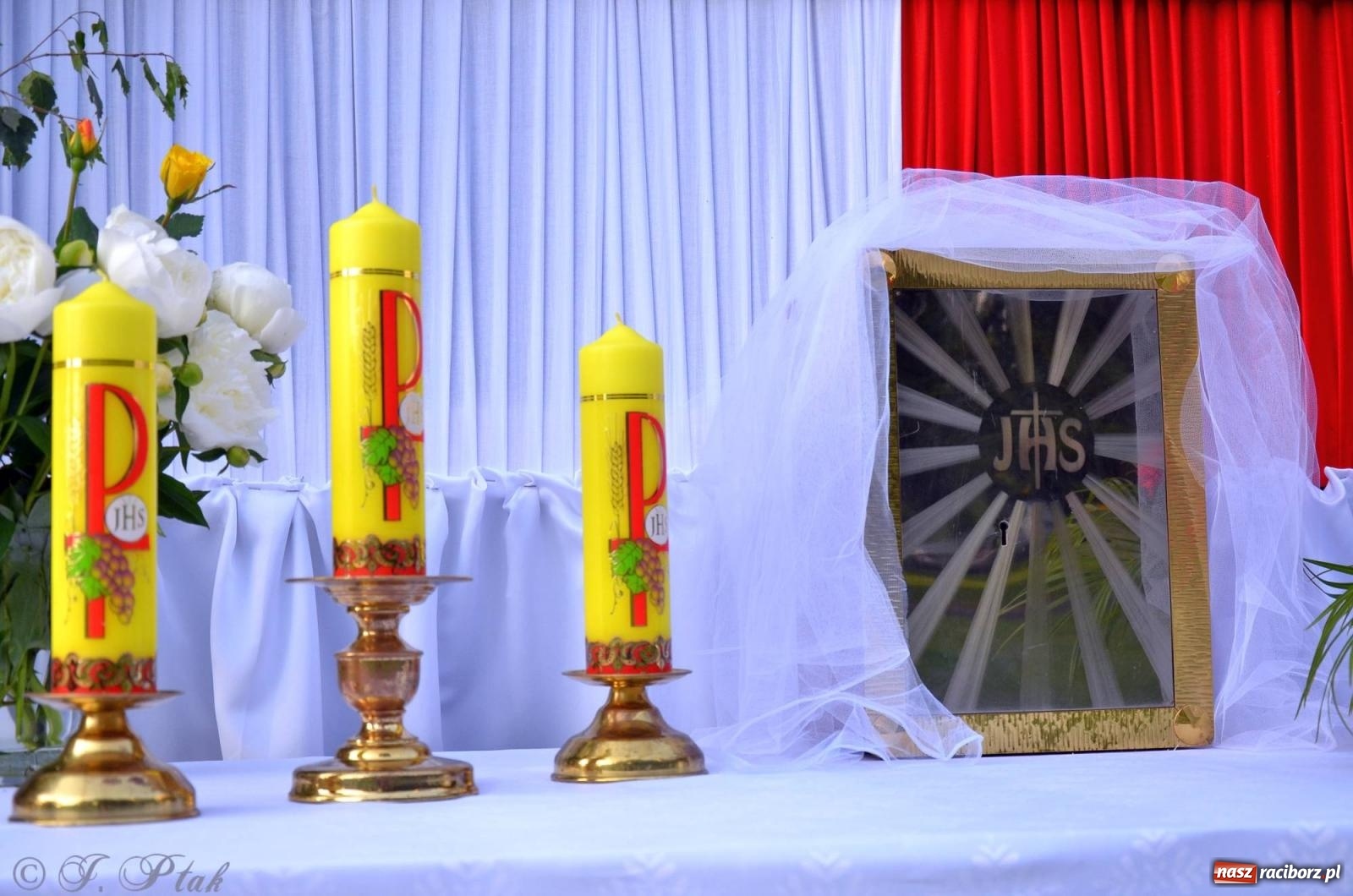 Zdjęcie w galerii na portalu naszraciborz.pl: Pracowali od świtu. Parafie NSPJ i Matka Boża gotowe na Boże Ciało [FOTO] wiadomości z regionu