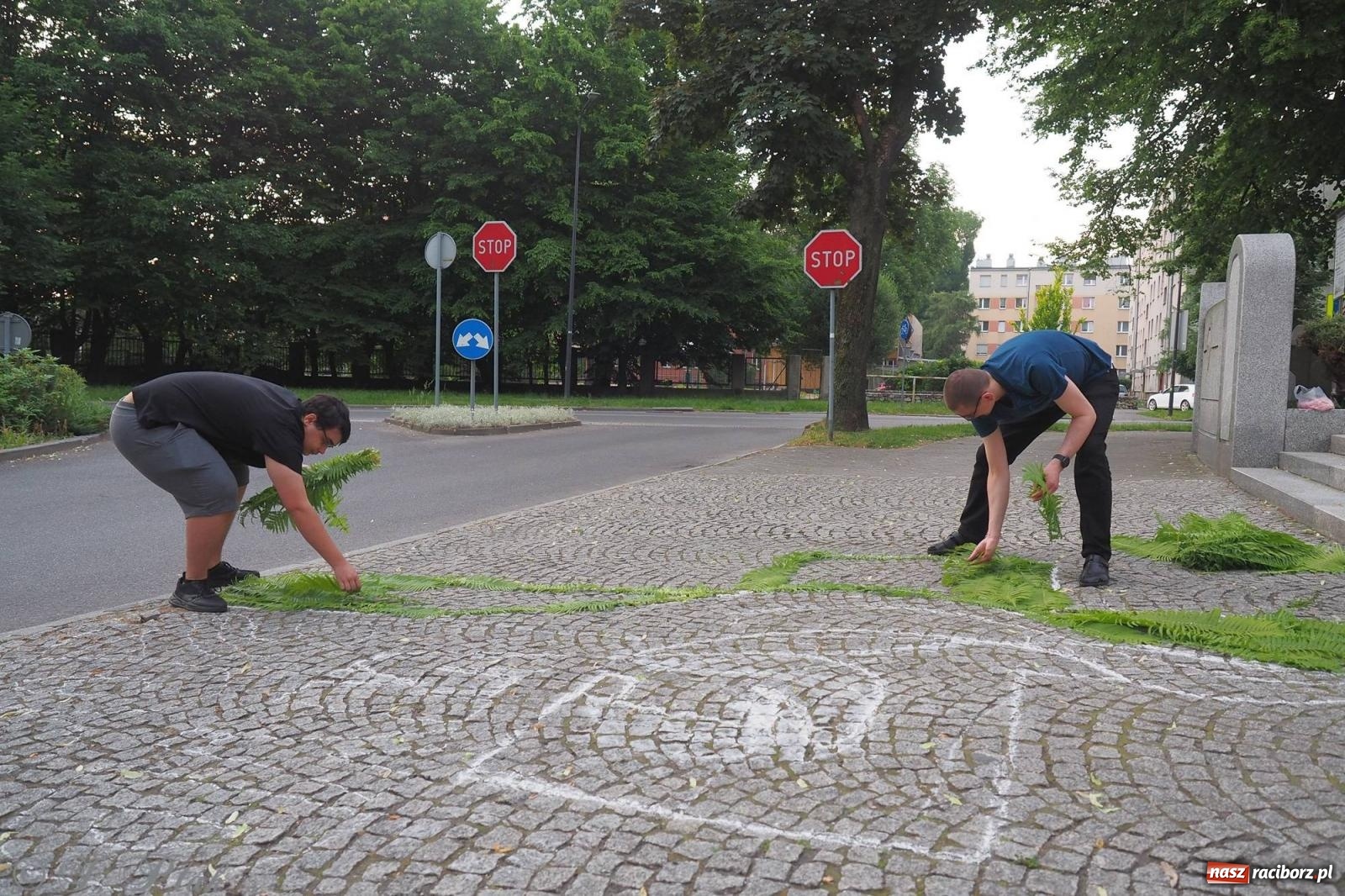 Zdjęcie w galerii na portalu naszraciborz.pl: Pracowali od świtu. Parafie NSPJ i Matka Boża gotowe na Boże Ciało [FOTO] wiadomości z regionu
