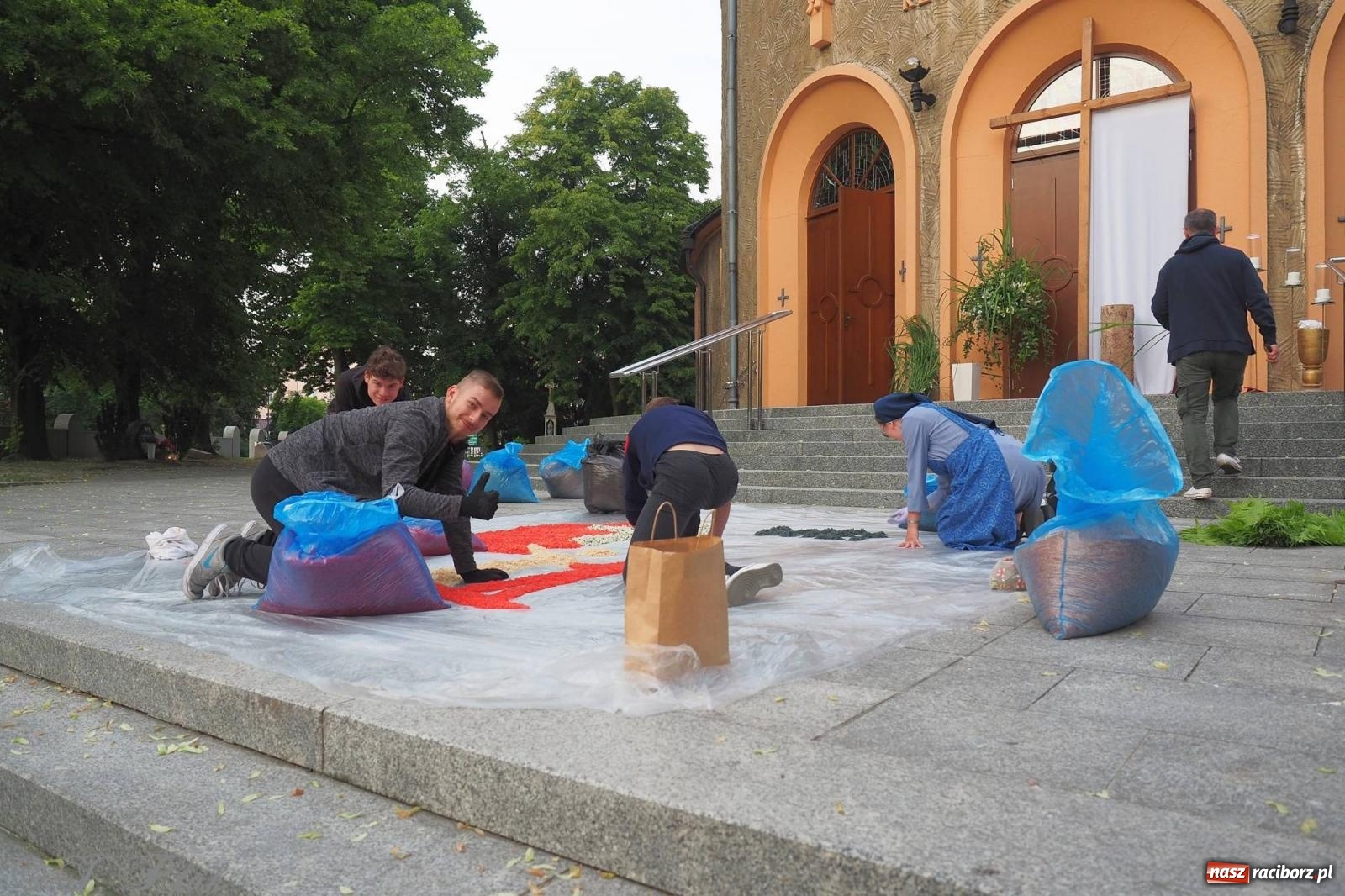 Zdjęcie w galerii na portalu naszraciborz.pl: Pracowali od świtu. Parafie NSPJ i Matka Boża gotowe na Boże Ciało [FOTO] wiadomości z regionu