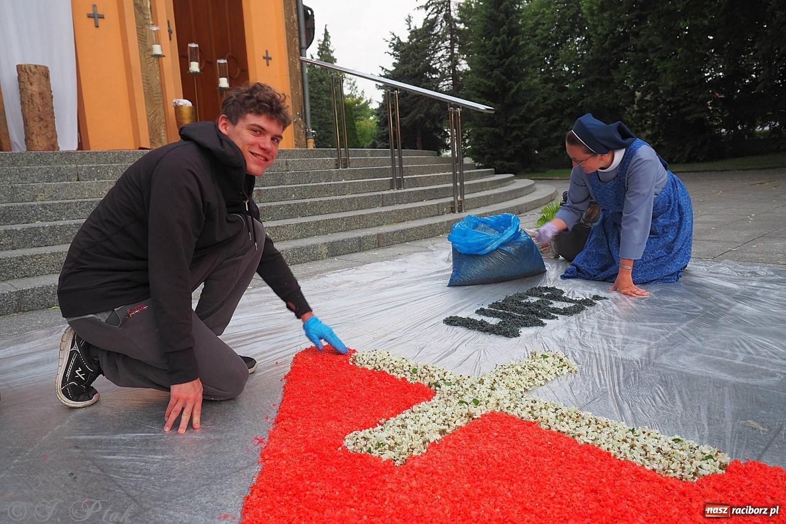 Zdjęcie w galerii na portalu naszraciborz.pl: Pracowali od świtu. Parafie NSPJ i Matka Boża gotowe na Boże Ciało [FOTO] wiadomości z regionu